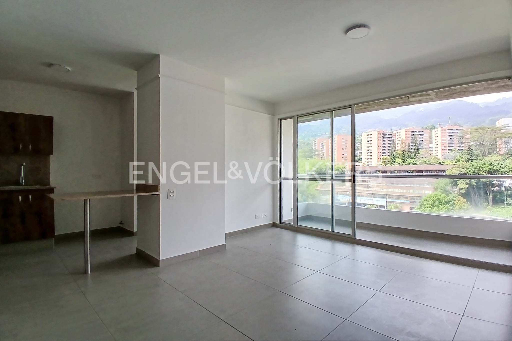 Apartamento con balcón para venta en Cumbres, Envigado