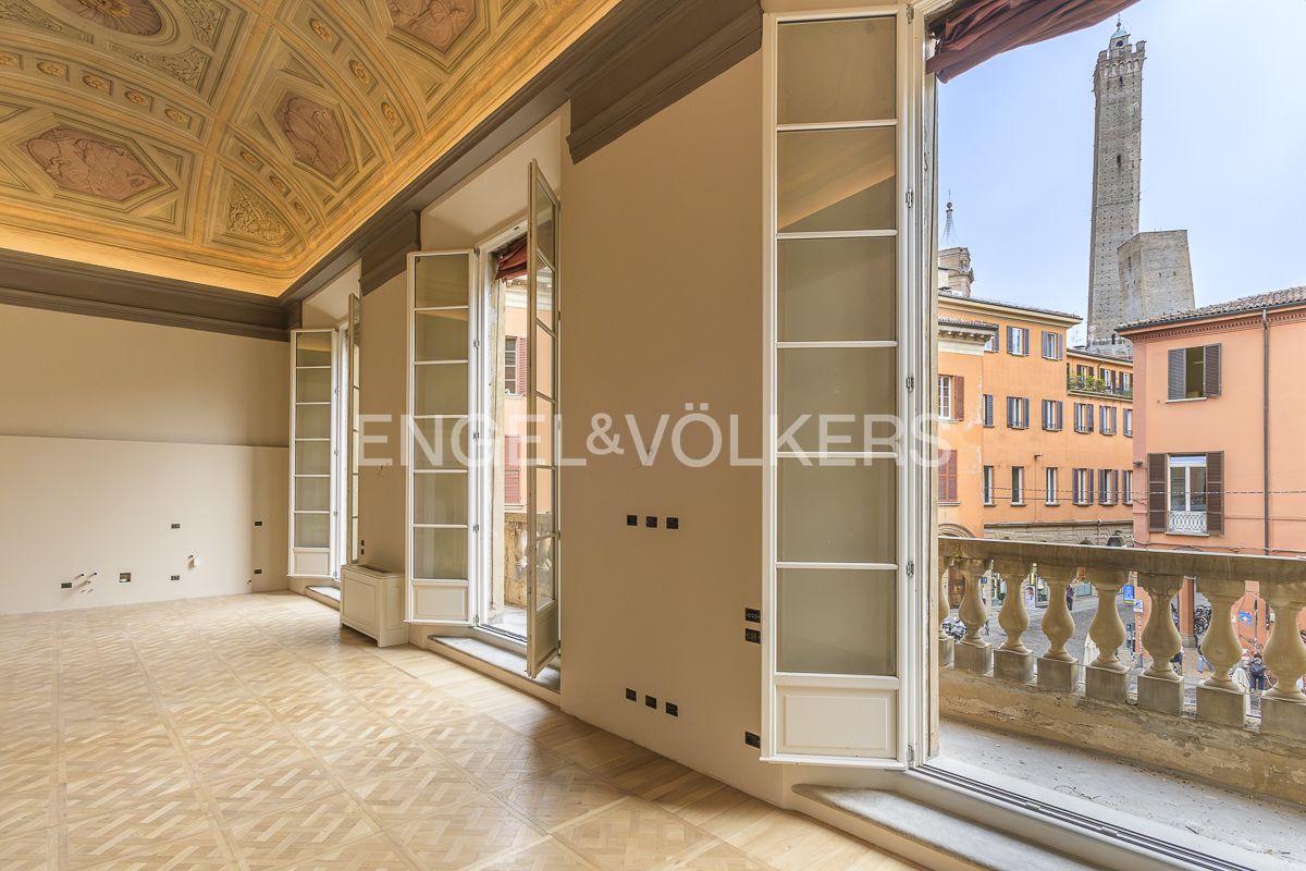 Prestigious three-room apartments in a historic building in the heart of the old town