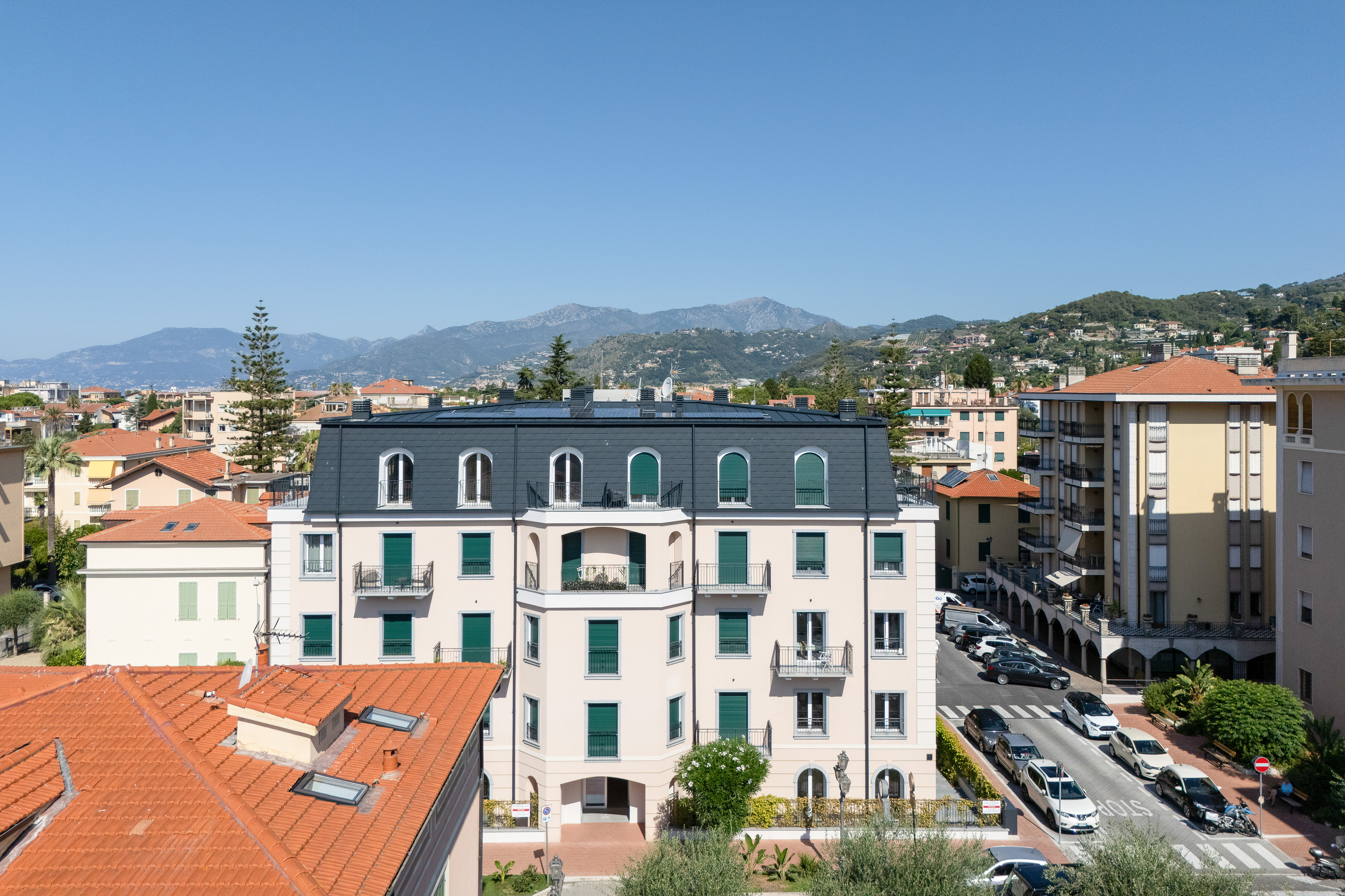 Dreizimmerwohnung im zweiten Stock mit Balkon, ein Fenster zur Stadt