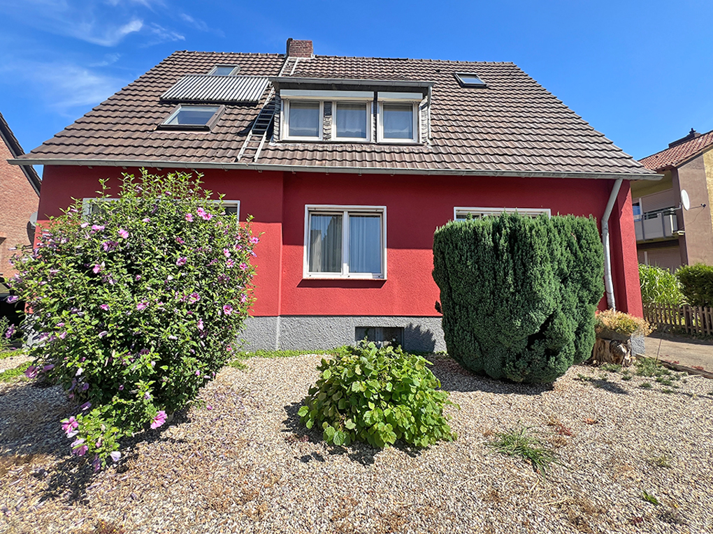 Großzügiges Zweifamilienhaus mit weitläufigem Garten
