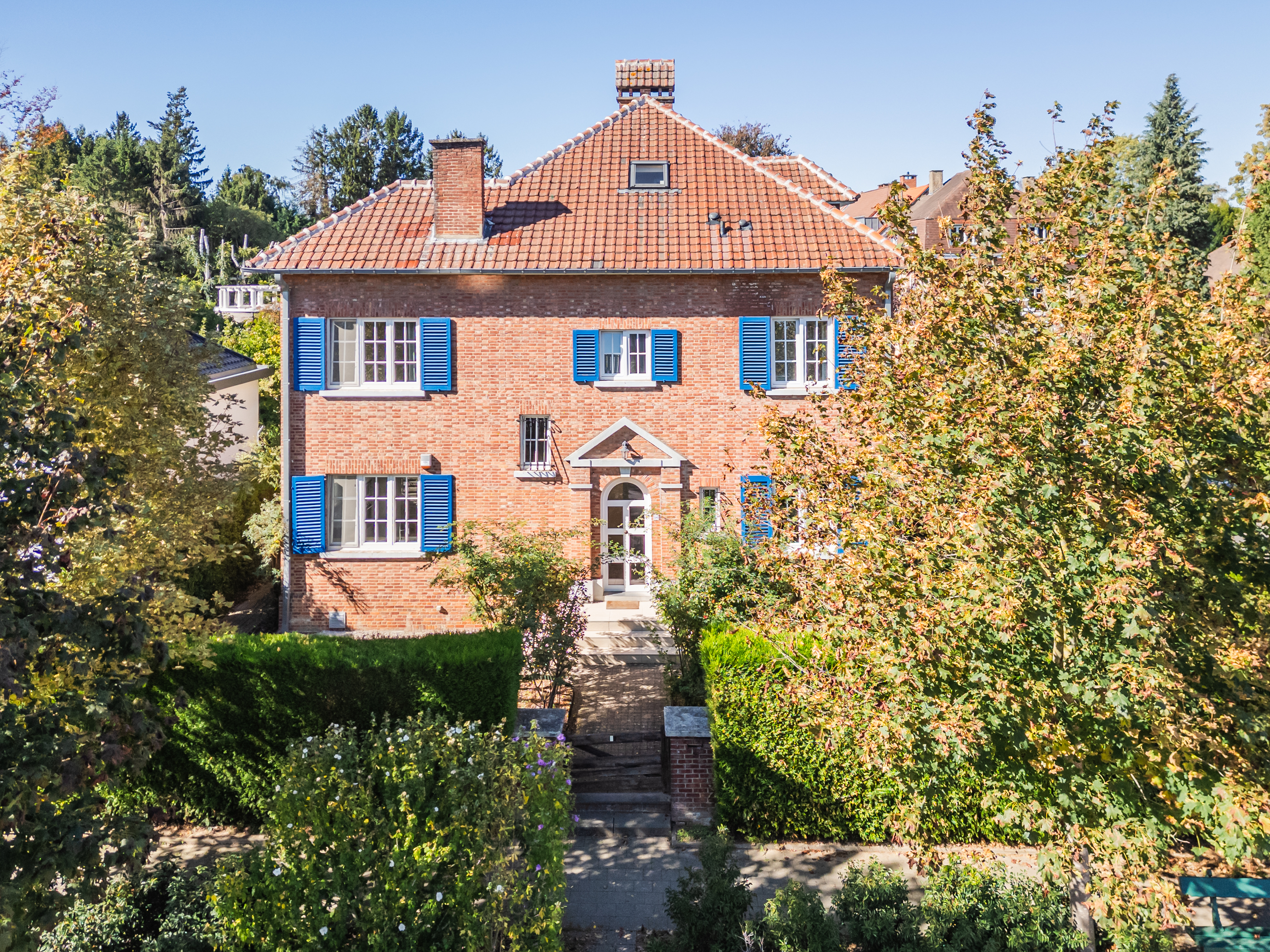 Elegant semi-detached villa with 5 bedrooms, garage and garden