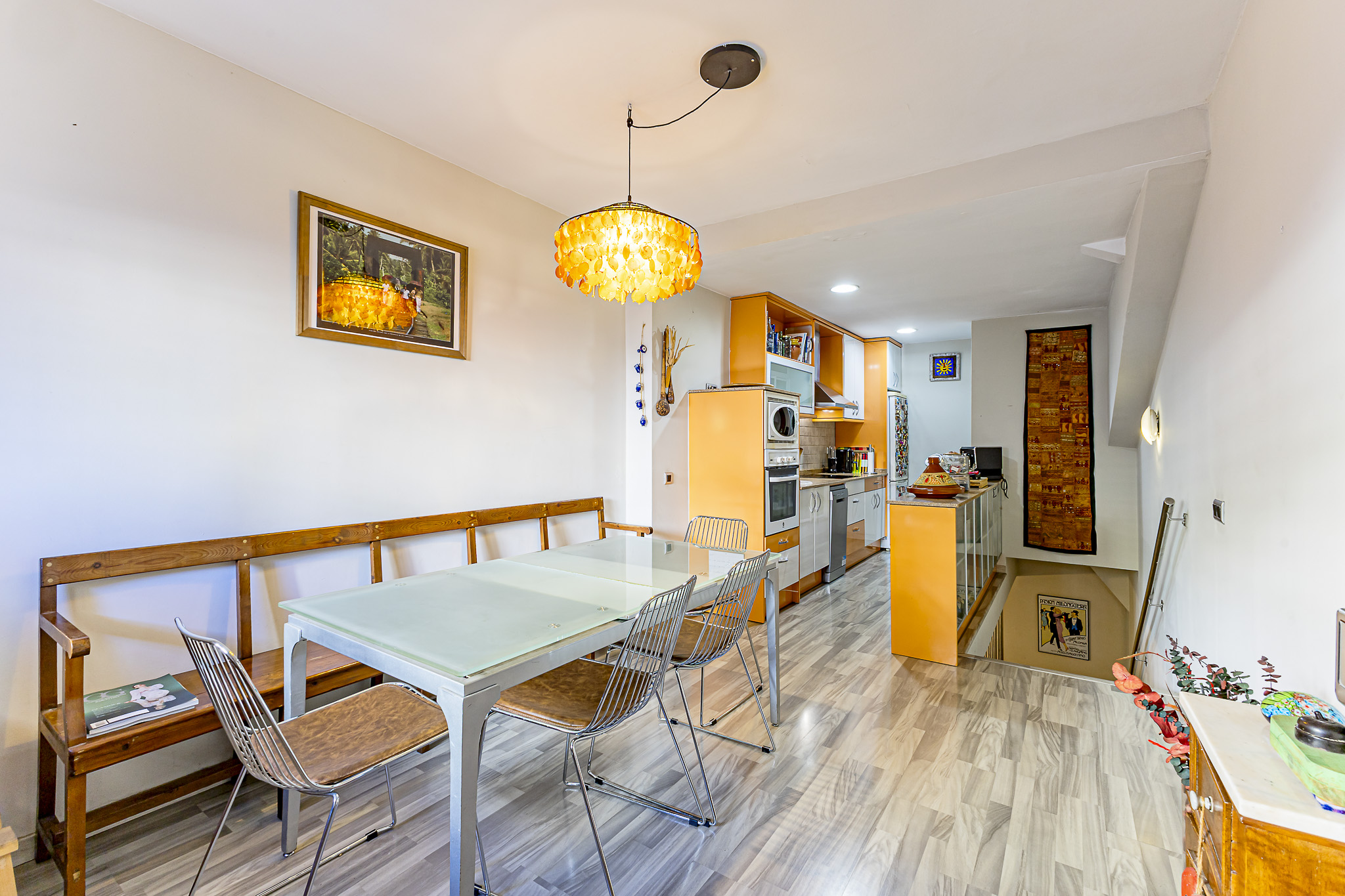 Exclusiva planta baja de diseño en dos niveles con entrada independiente y terraza privada en Torrelles de Llobregat