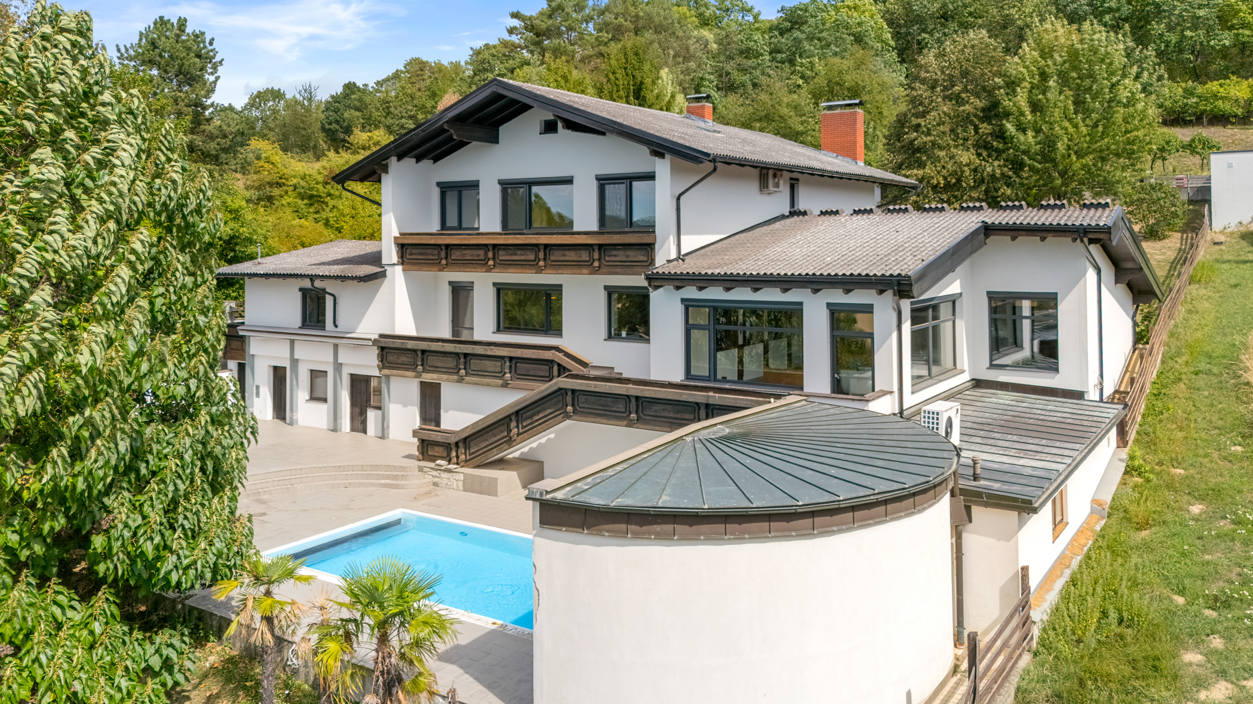 Spacious residence near Vienna: Rural luxury with pool, wellness area, wine cellar and panoramic views