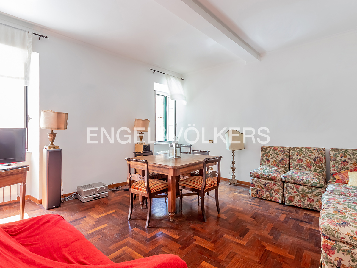 Furnished four-room flat on Via Giulia