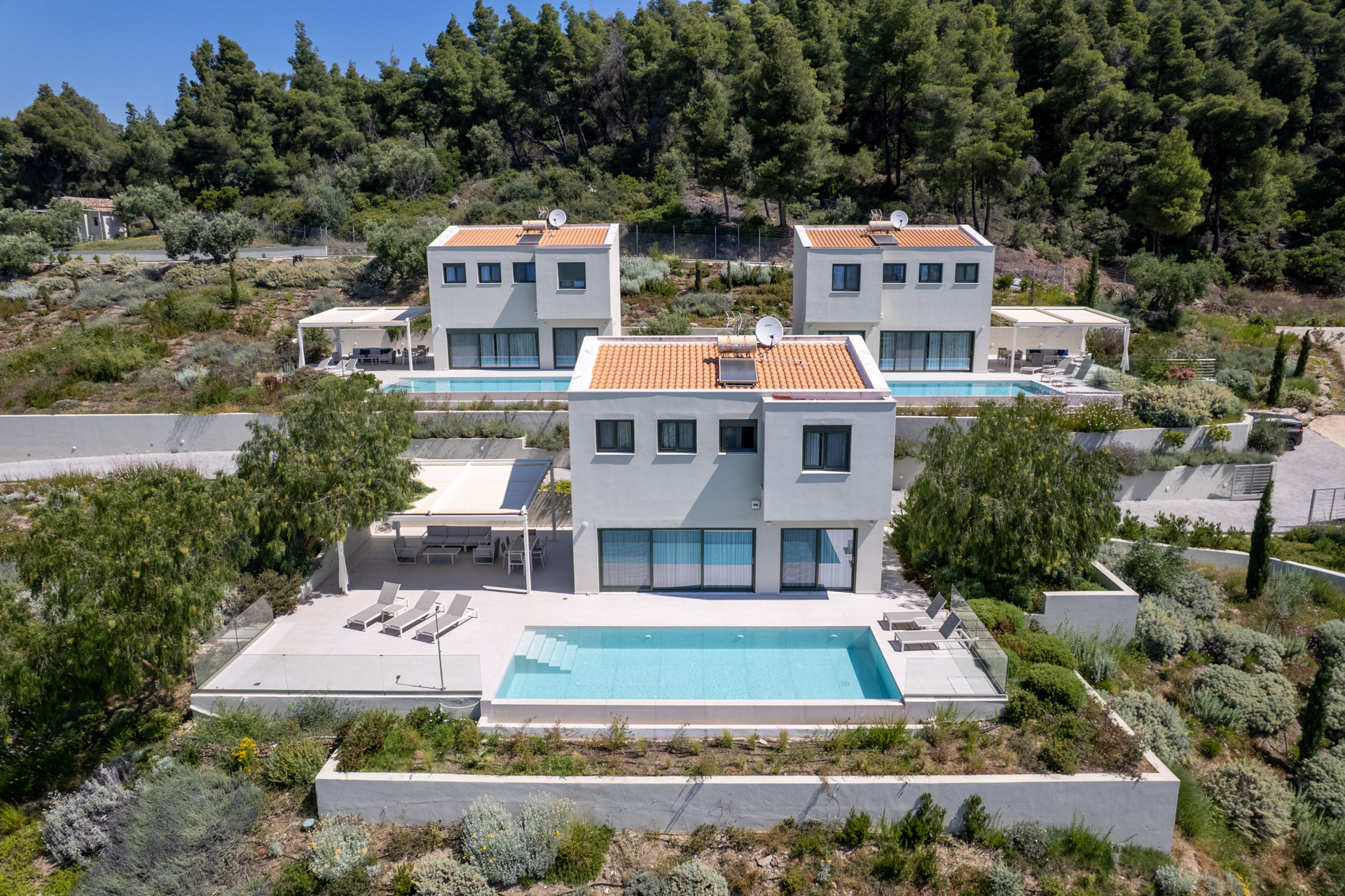 Complex of three luxurious detached houses with private pools