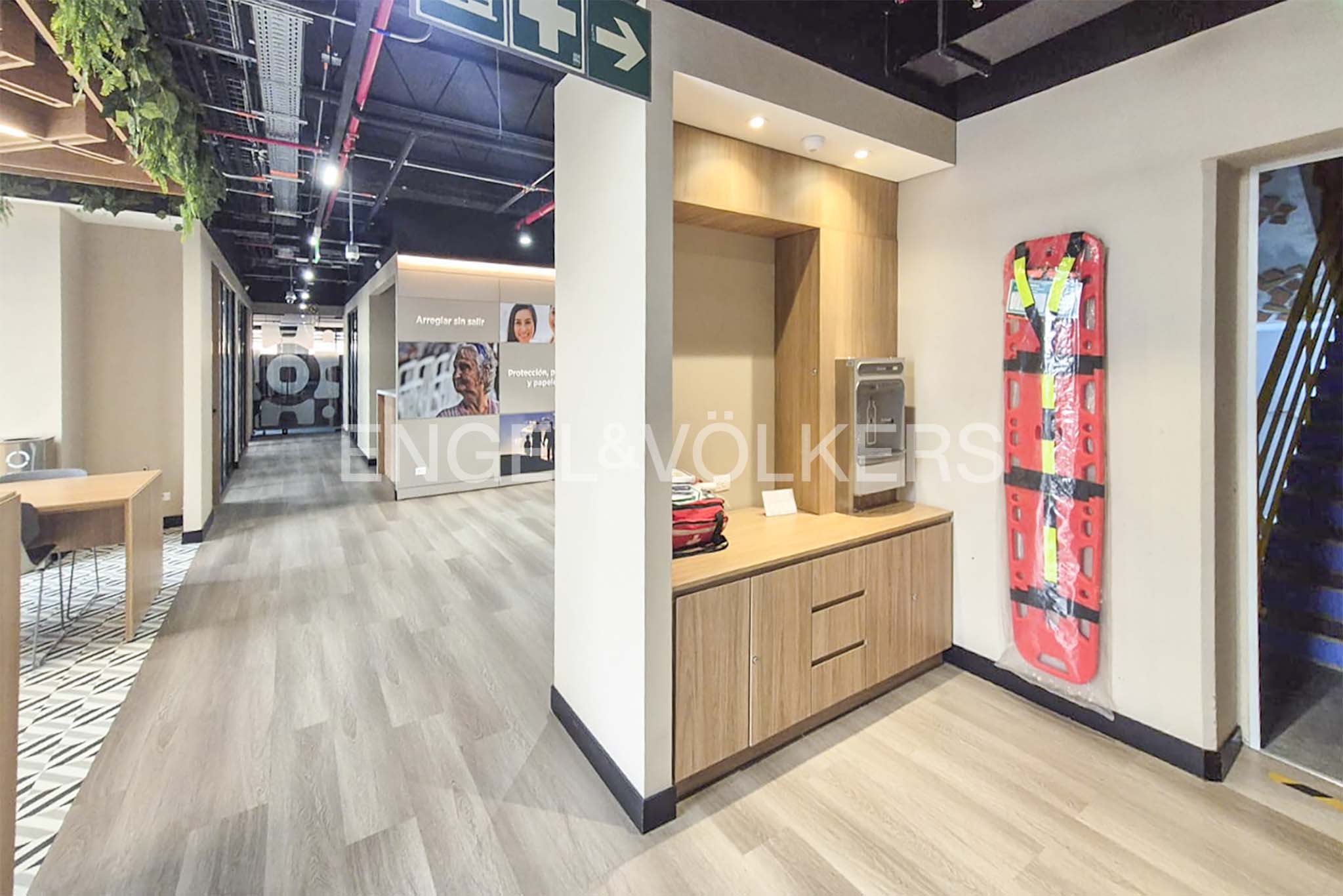 Arriendo oficina amoblada en la 116