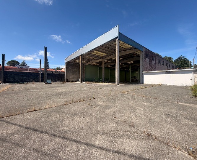E&V verkauft eine 1.250 m² große Industriehalle mit 7.000 m² bebaubarem Grundstück in A Ramallosa, Teo