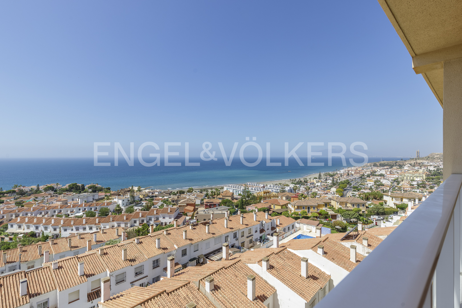 Luminosa vivienda familiar con terraza panorámica