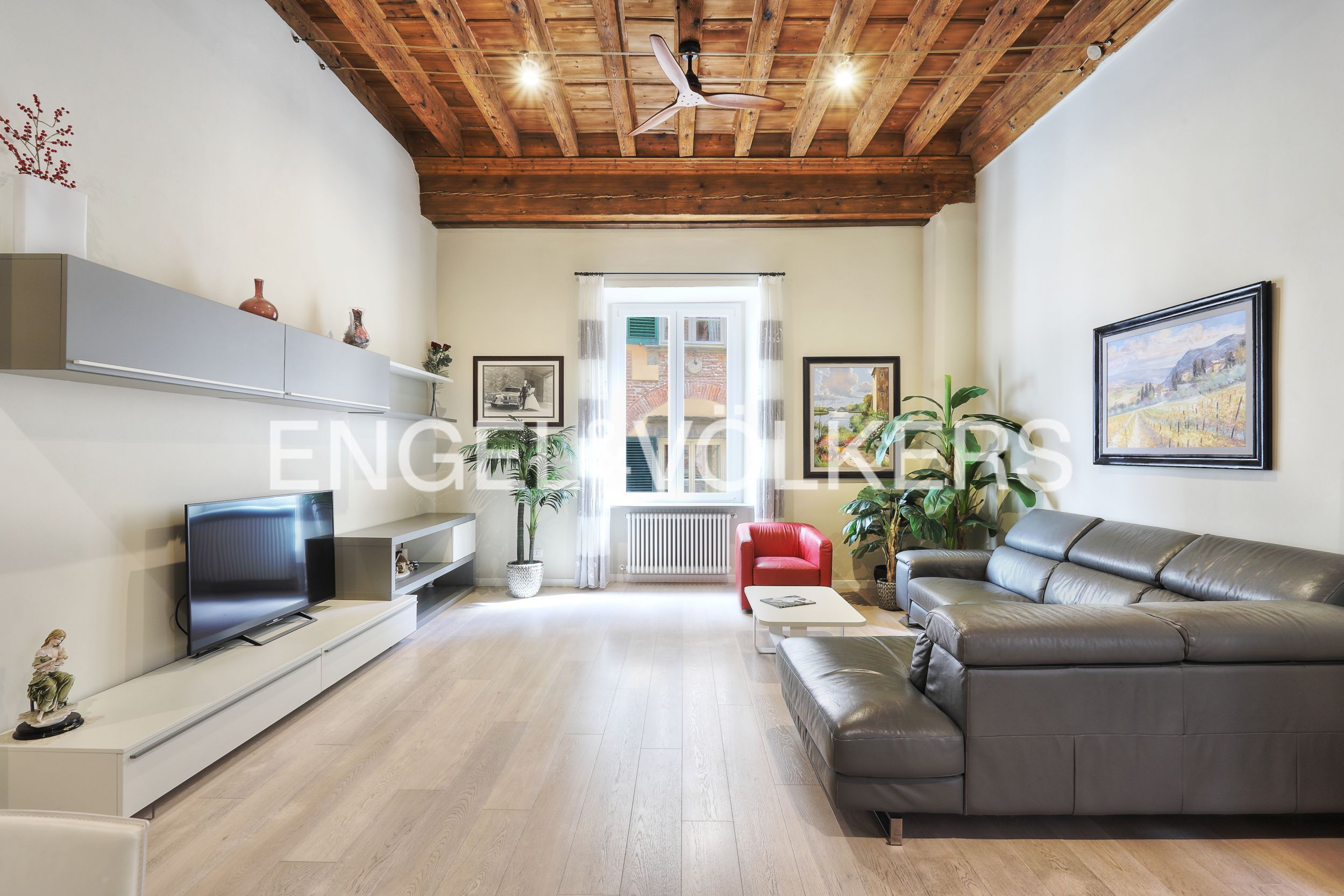Lucca: Prestigious Apartment in the Heart of the Historic Center