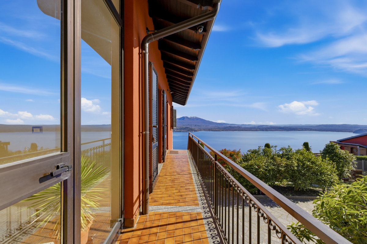 Villa à Belgirate, vue unique sur le lac et piscine, rénovée