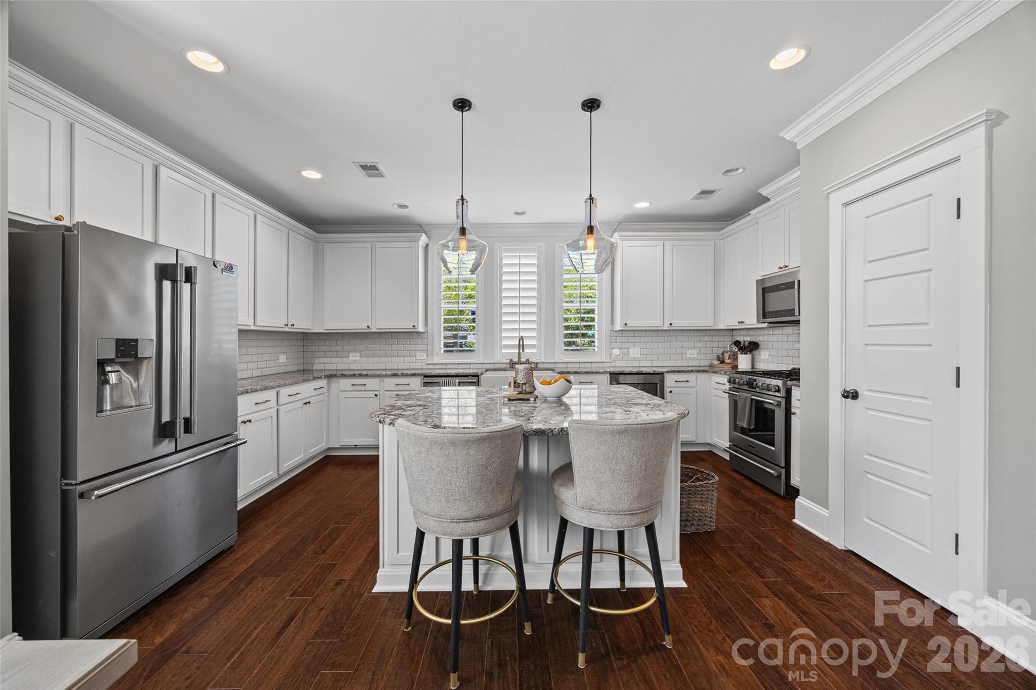Modern Comfort Near Downtown Belmont