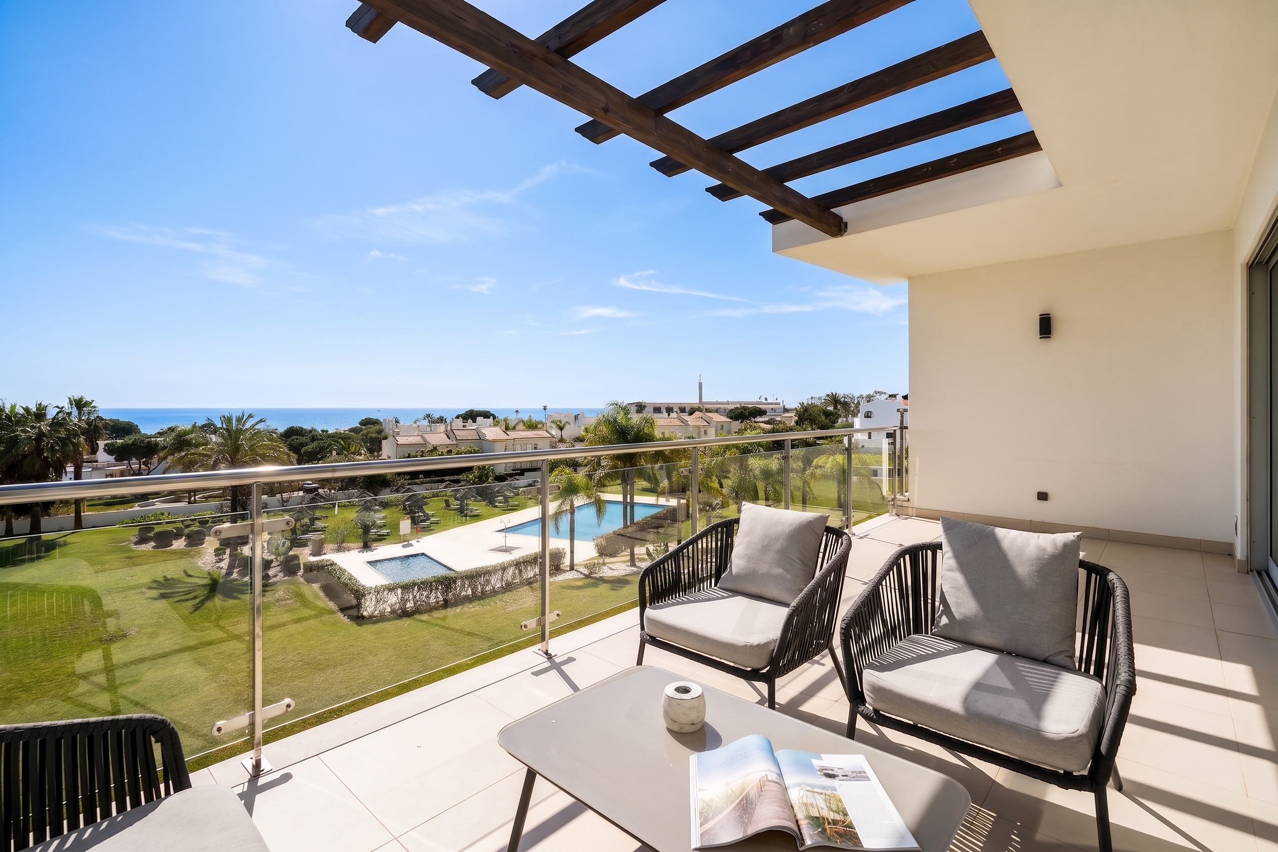 Apartamento T1 com vista mar a 600m da praia