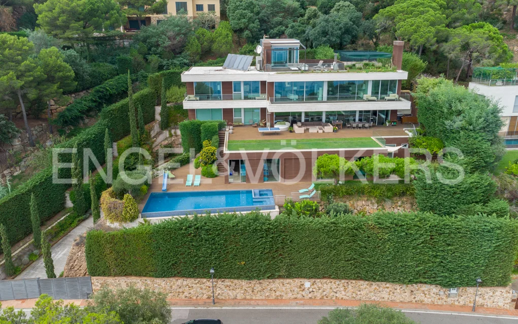Spacious luxury villa with panoramic seaviews