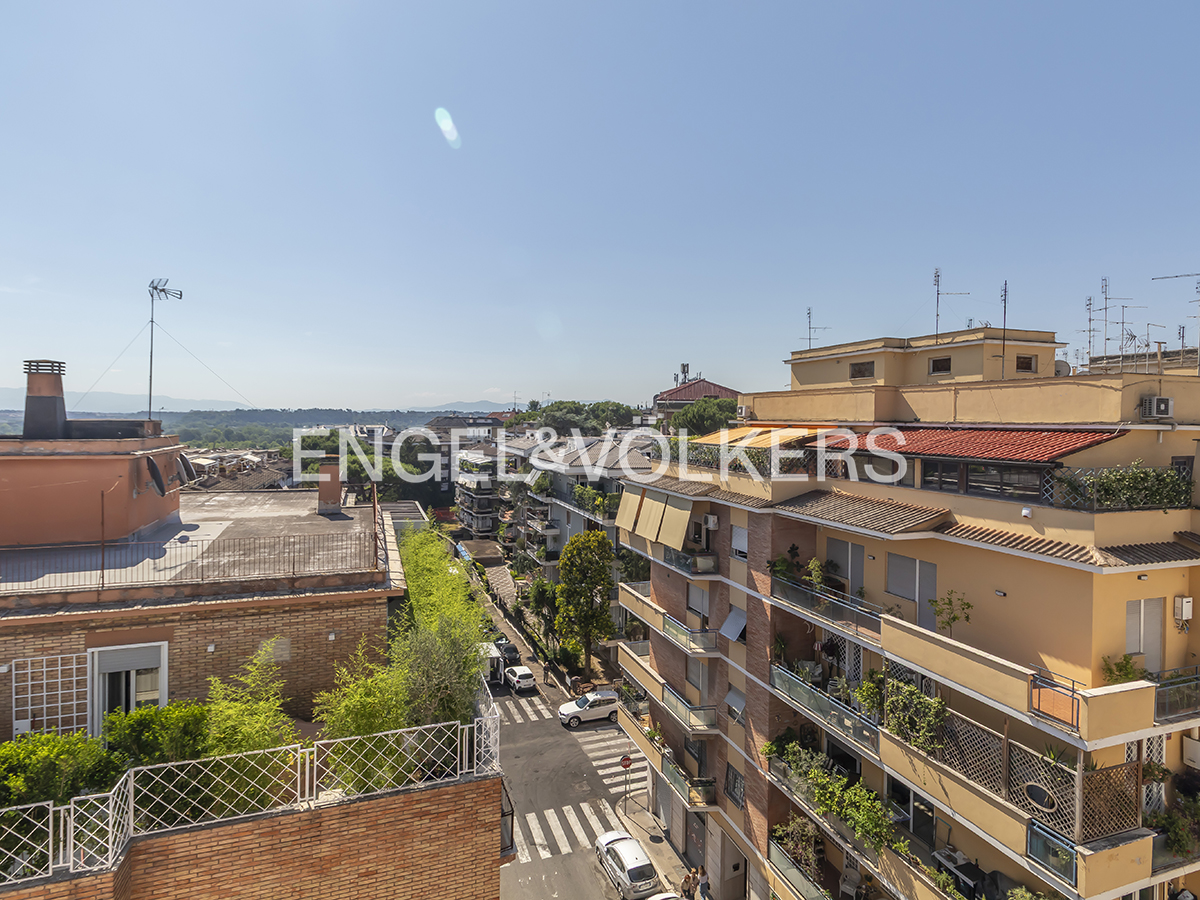 Very bright penthouse with views over Rome and the Roman Castles