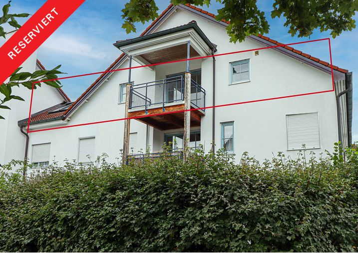 Sofort verfügbare 2-Zimmer-Dachgeschosswohnung mit Balkon und saniertem Tiefgaragenstellplatz [AI-modified]