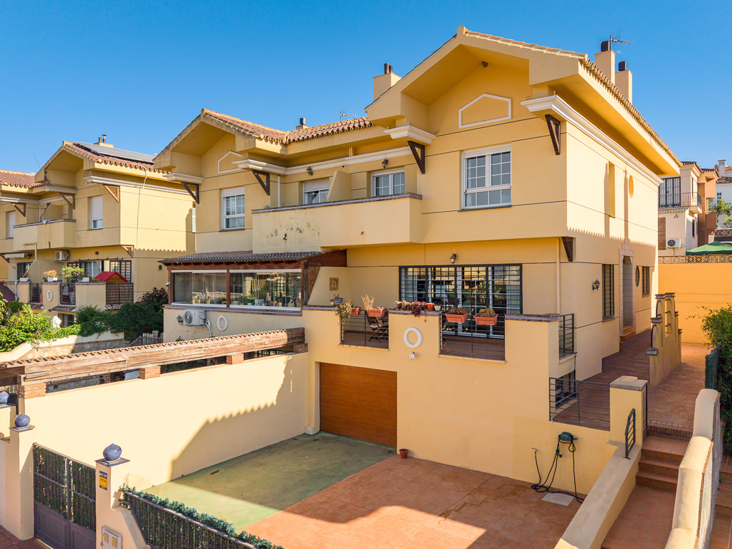 Semi-detached house with 5 bedrooms, spacious basement, and mountain views