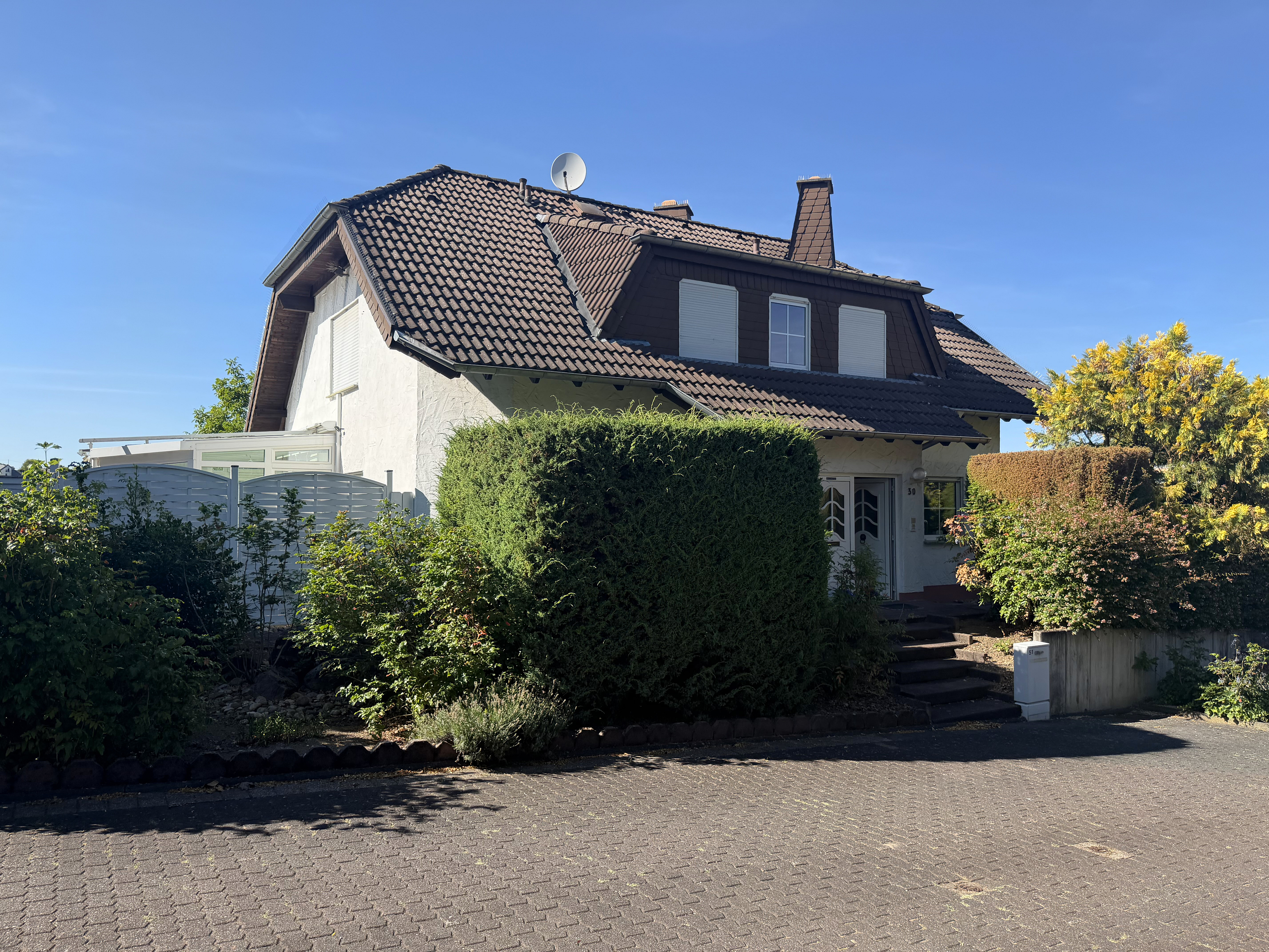 Großzügiges Einfamilienhaus mit Indoor-Schwimmbad in ruhiger Ortsrandlage