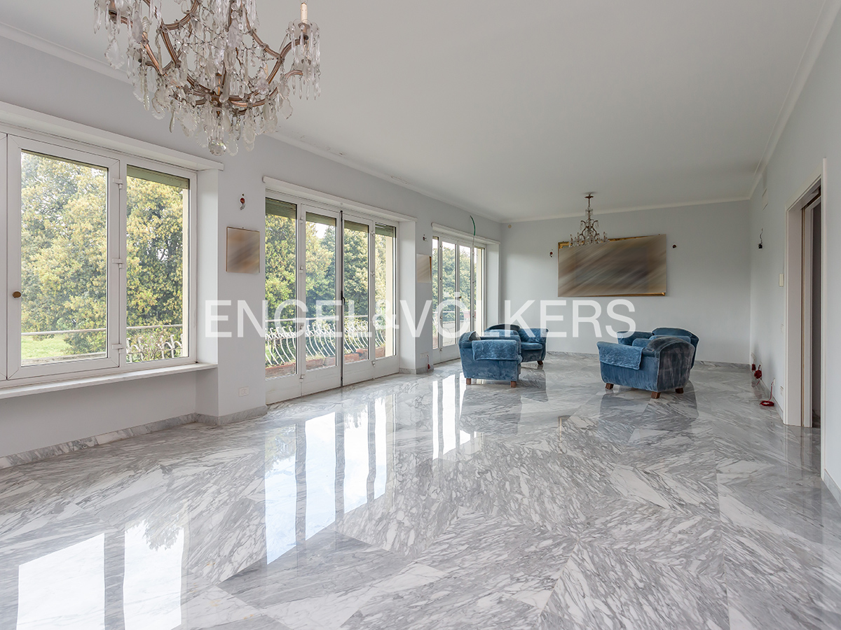 Ampio appartamento di rappresentanza sul verde di Villa Chigi