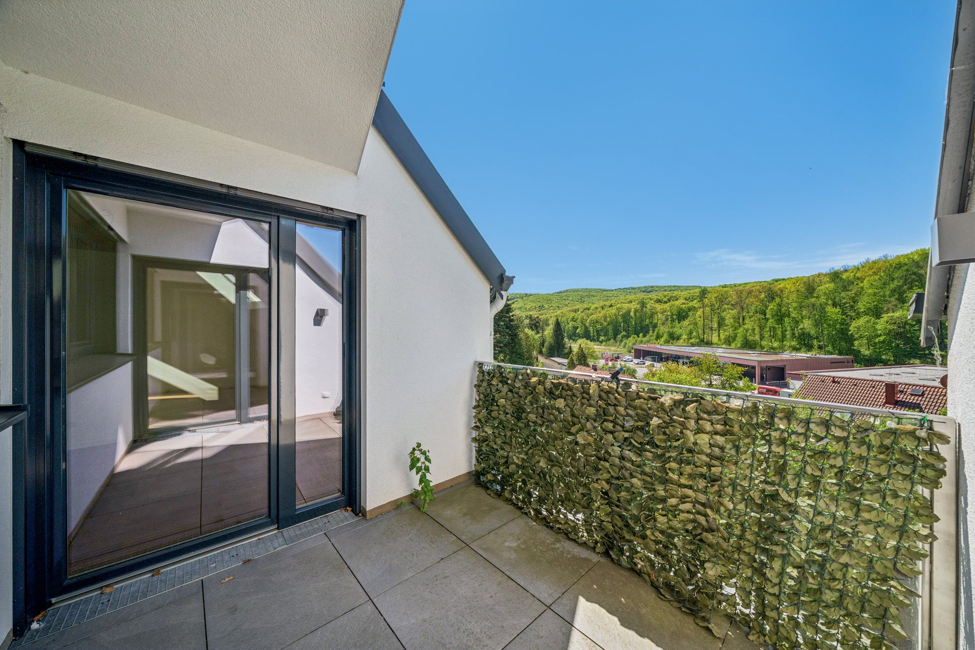 Modern 3-room maisonette in an idyllic green setting – unobstructed panoramic views on two levels!