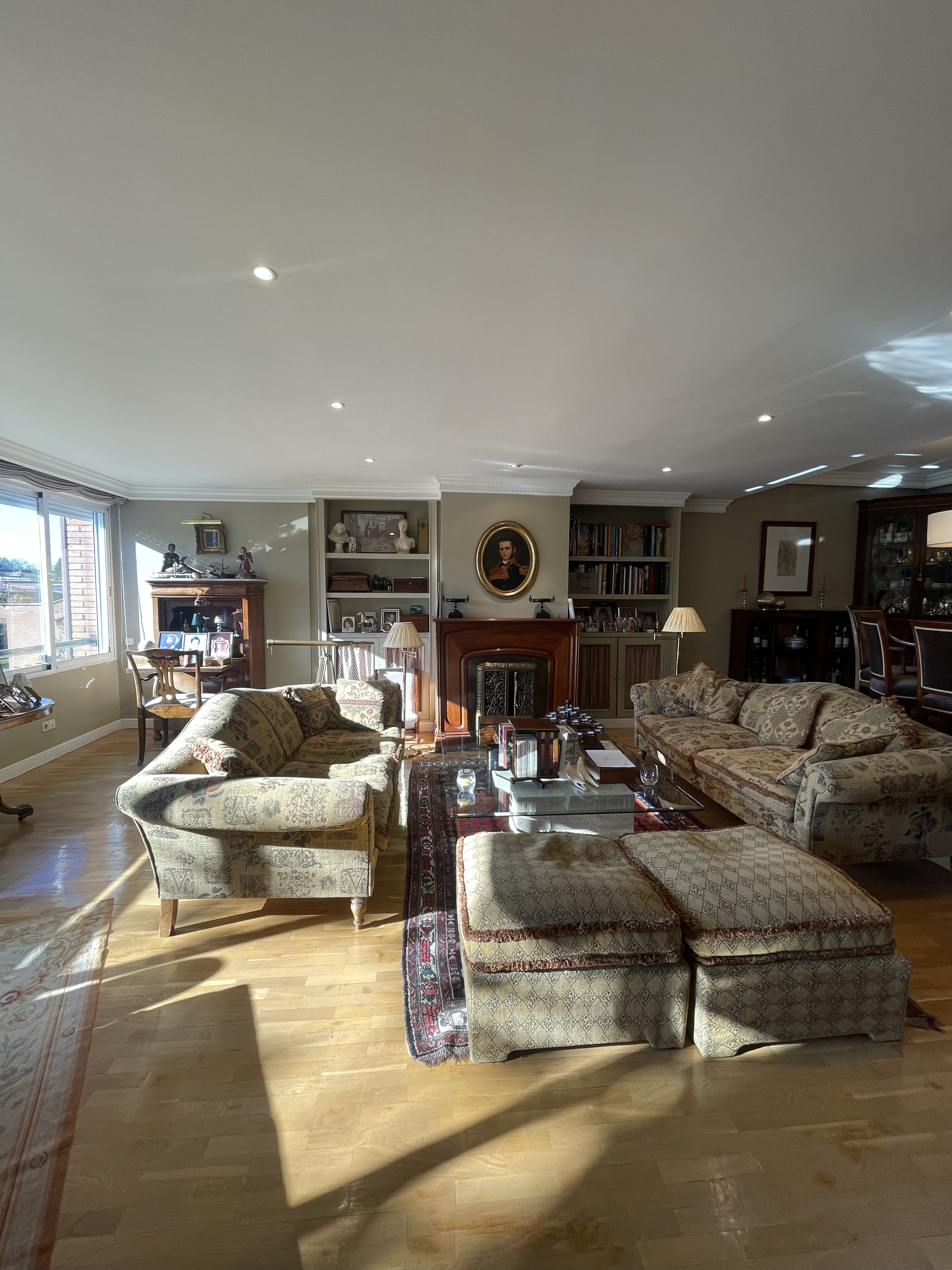 A magnificent duplex with a terrace in an excellent residential development in La Moraleja.