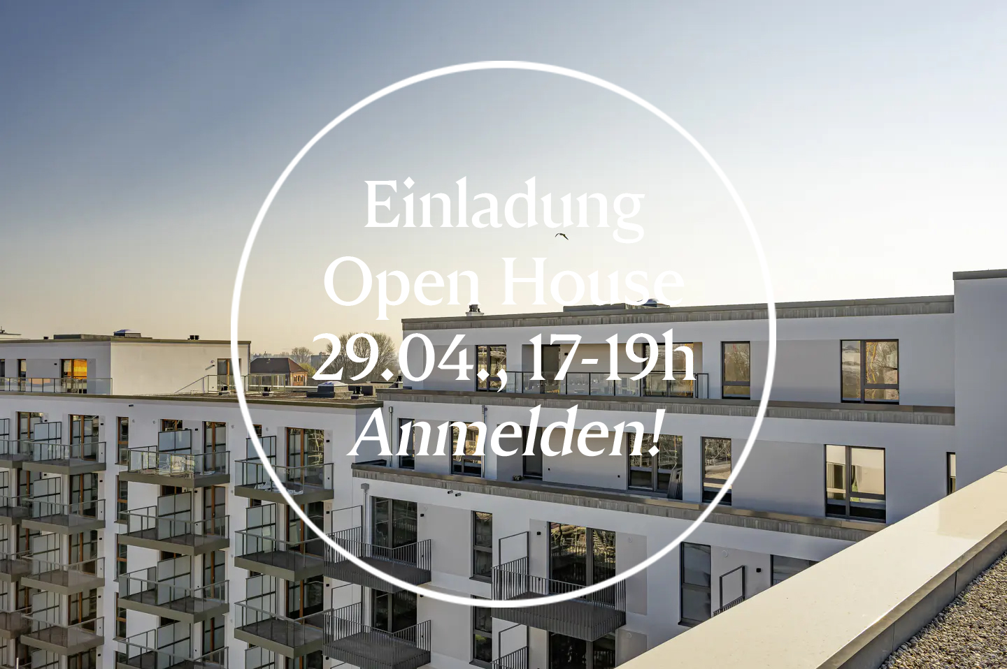 Apartment building with balconies under a blue sky. Text overlay says "Einladung Open House 29.04, 17-19h Anmelden!"