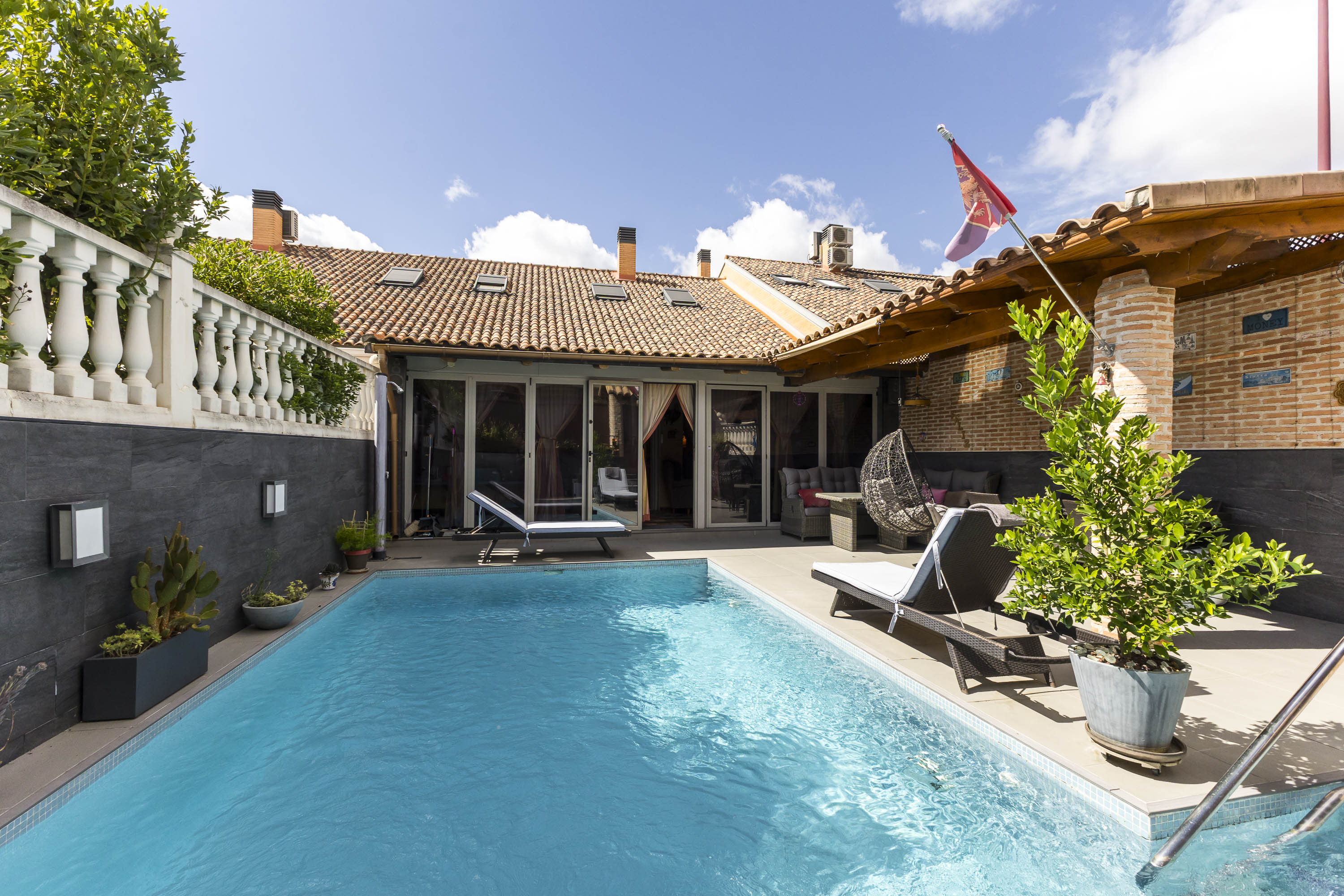 Exclusivo chalet adosado con piscina privada, en Leganes