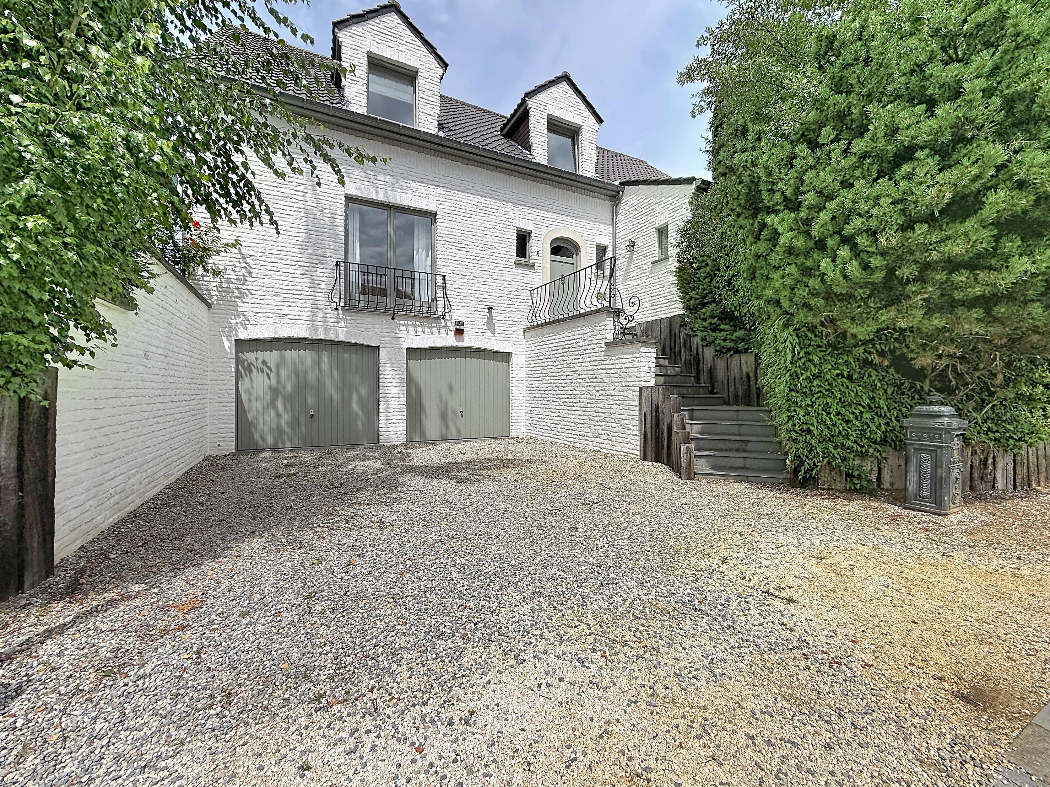 Beautiful renovated villa with large garden – 5 bedrooms