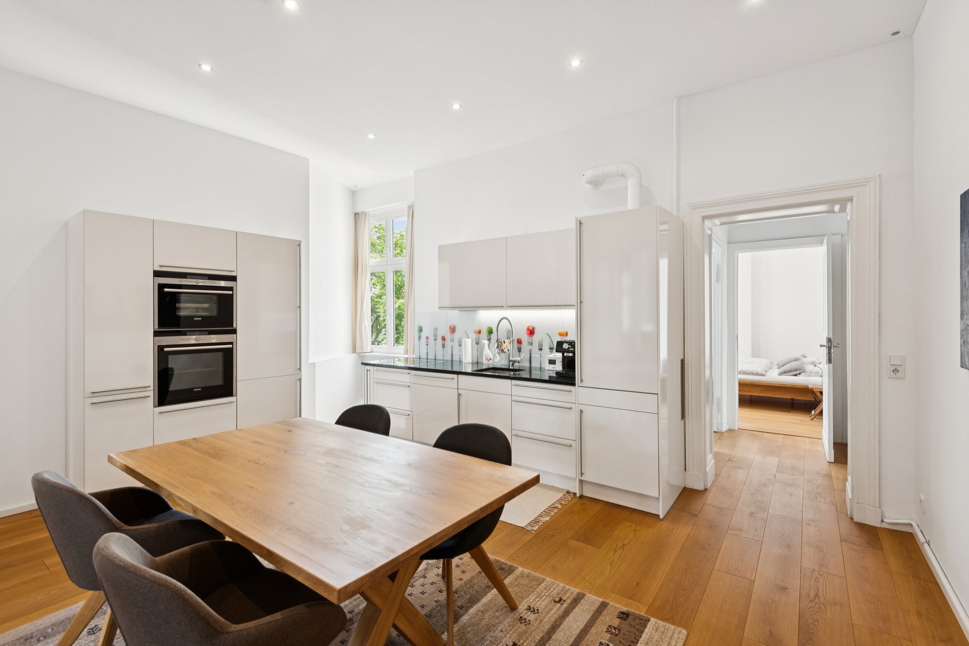 Hochwertig sanierte Altbauwohnung mit zwei Bädern und Balkon