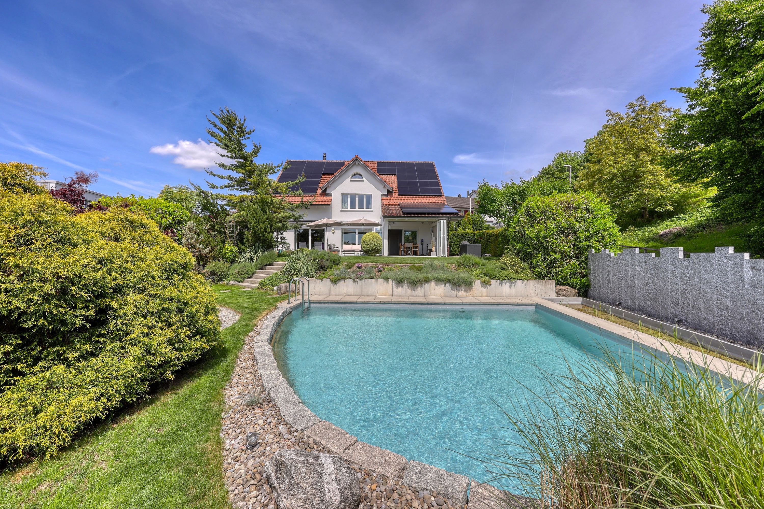 Ihr privates Paradies – Einfamilienhaus mit Naturpool und Alpenpanorama