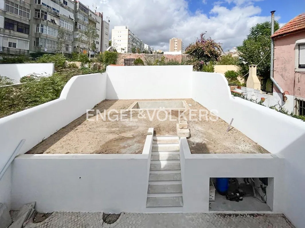 T2 renovado com piscina e terraço em Benfica