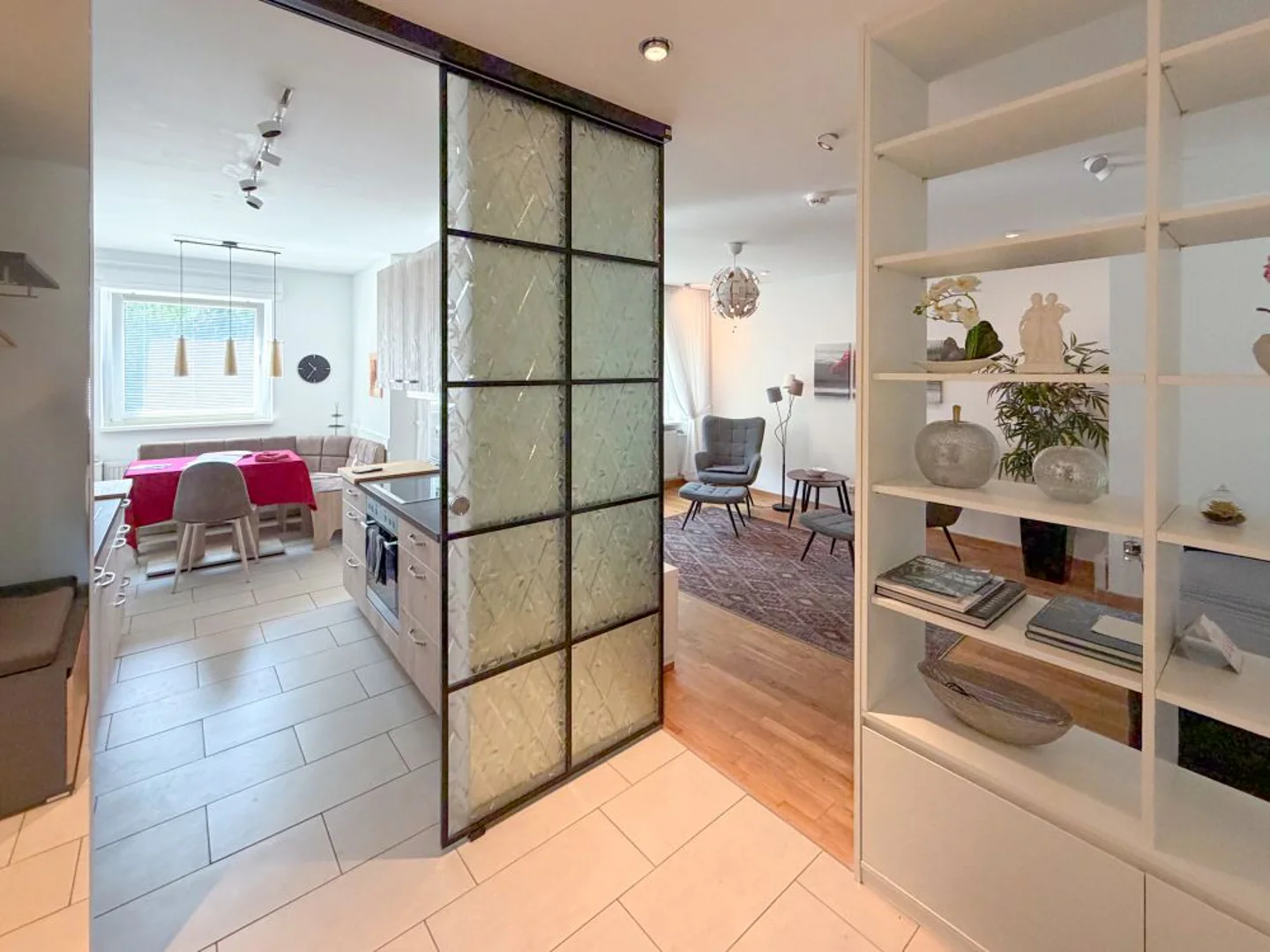 Zwischen Stadt und Grün - vollmöblierte 2,5 Zimmer mit zwei Loggien - Photo 1