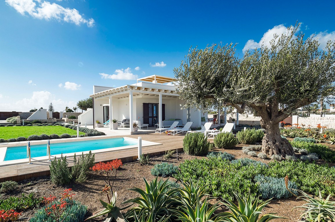 Enchanting villa with sea view