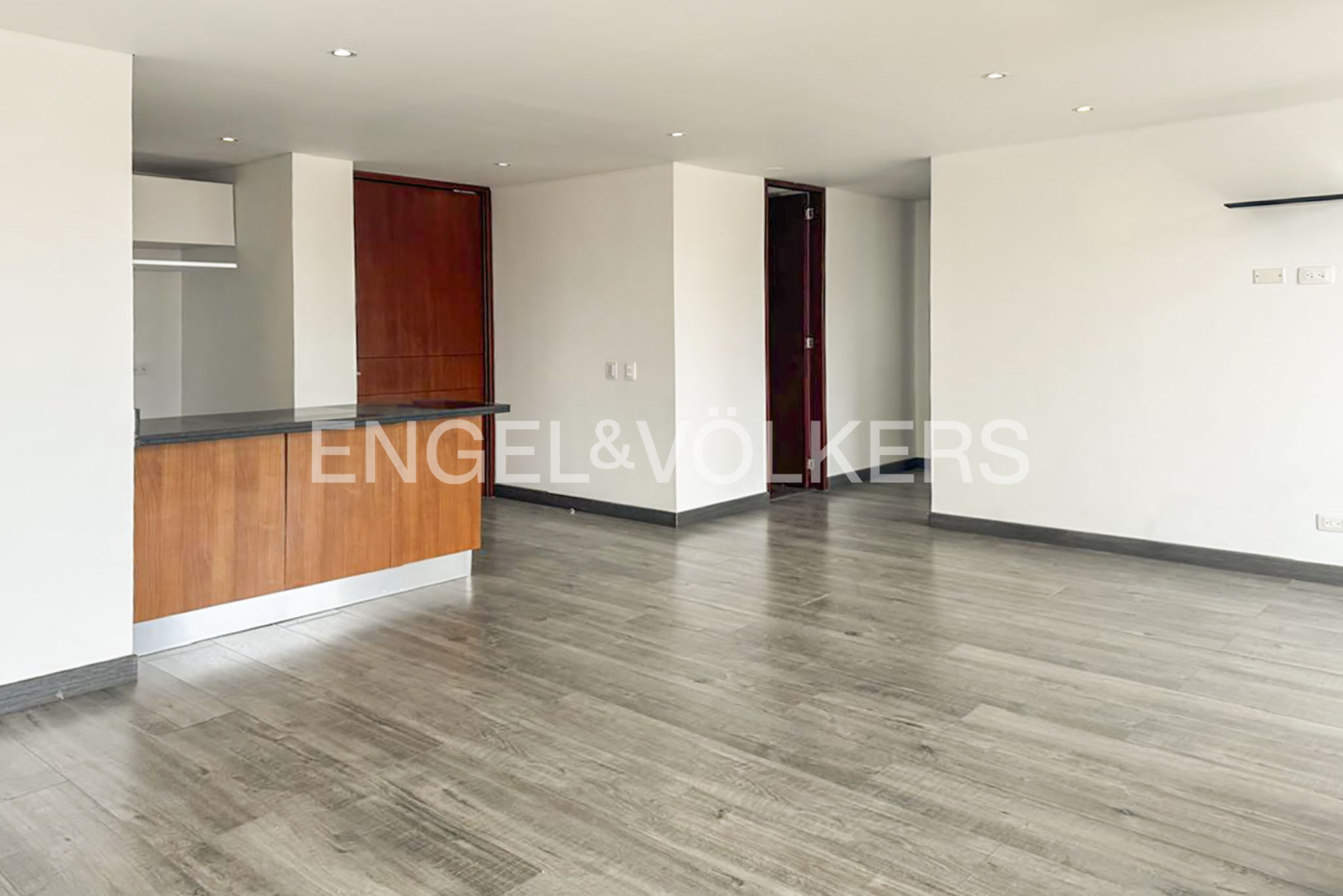 Apartamento remodelado con balcones para arriendo en Santa Bárbara