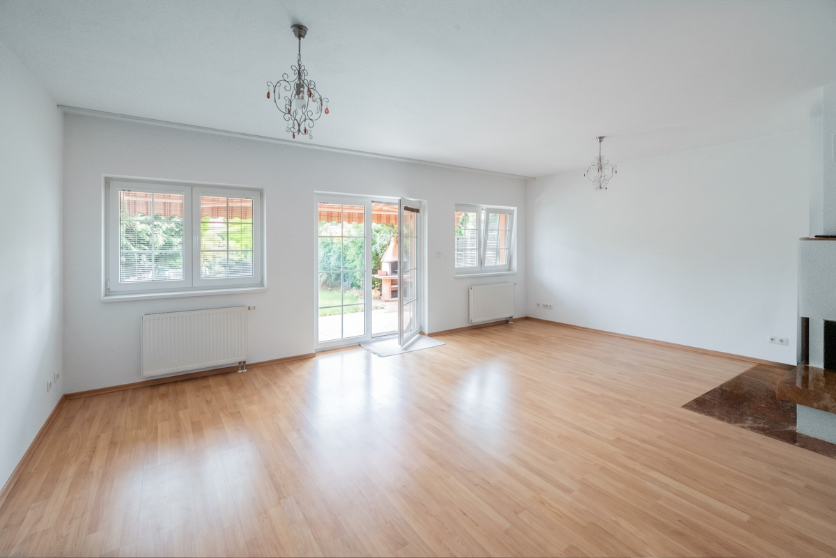 Rent a 5+kt family house with a garden, terrace, and garage
