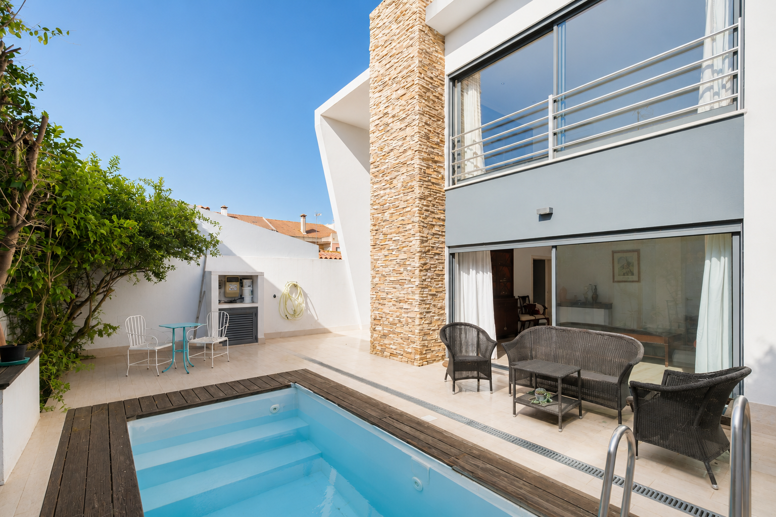 Home with Pool and Garage in Grândola