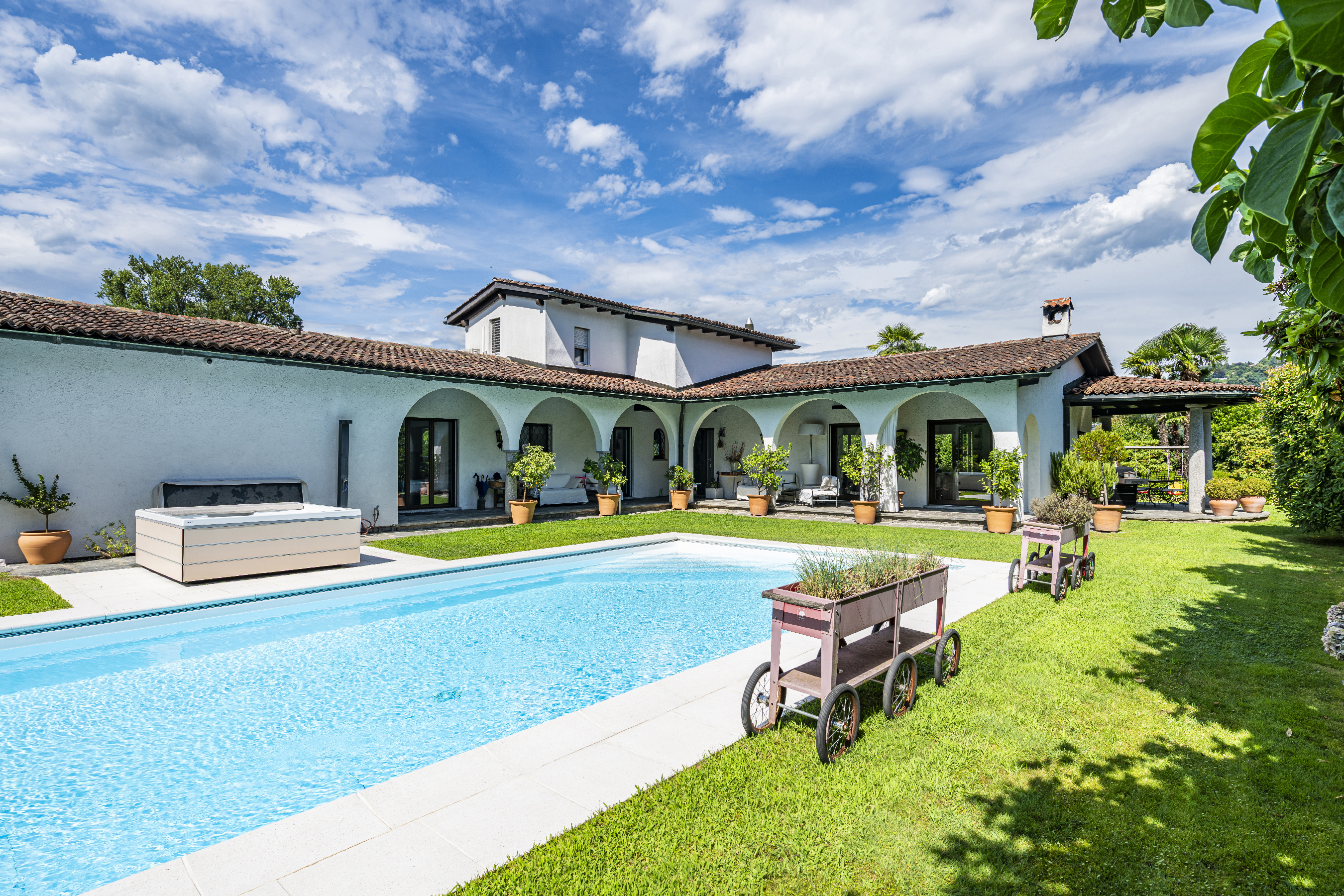 Exclusive villa with pool in a prime lakeside location