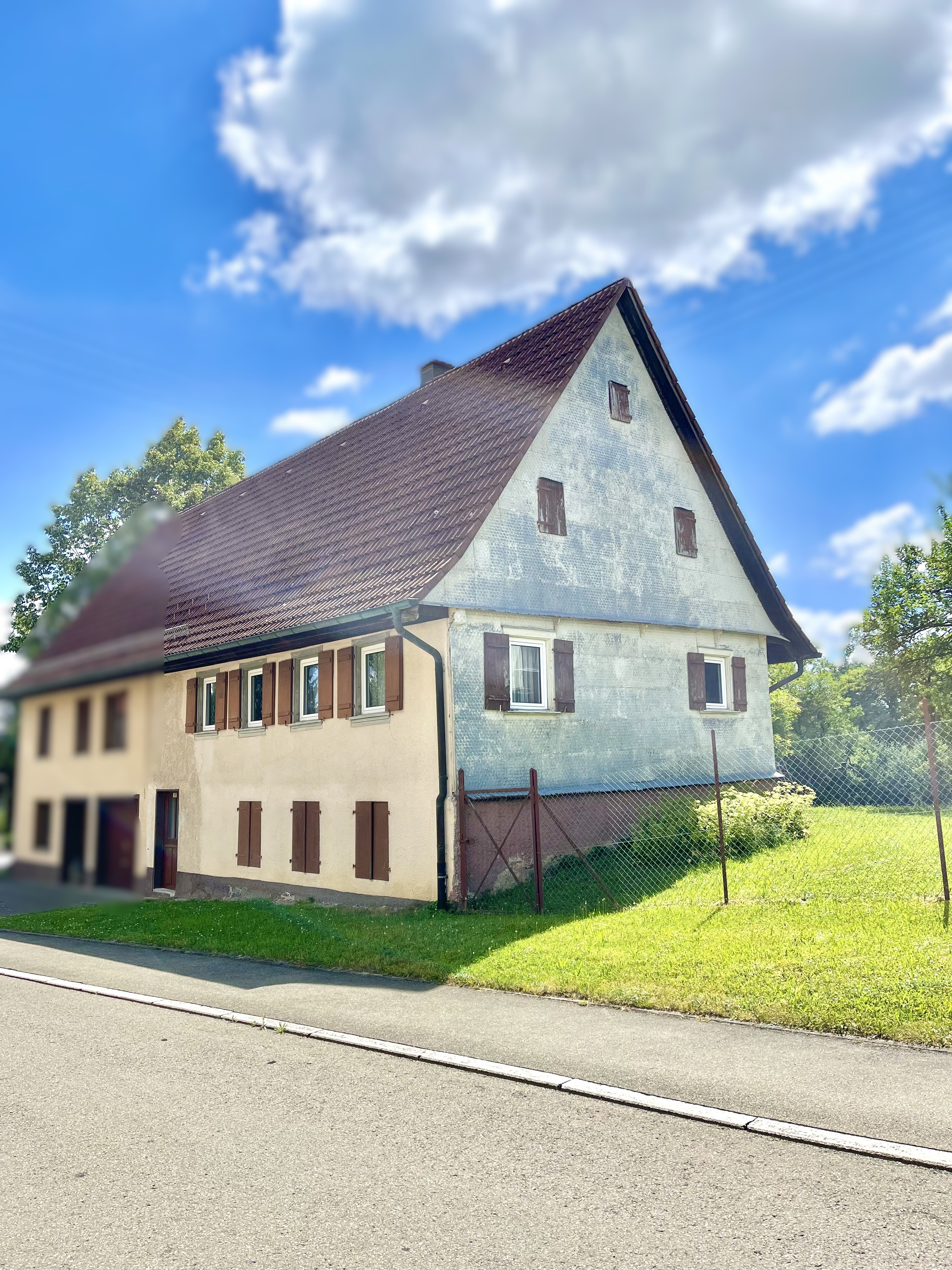 Vom Sanierungsobjekt zum Traumhaus – Doppelhaushälfte mit Potenzial und Blick ins Grüne in Zepfenhan