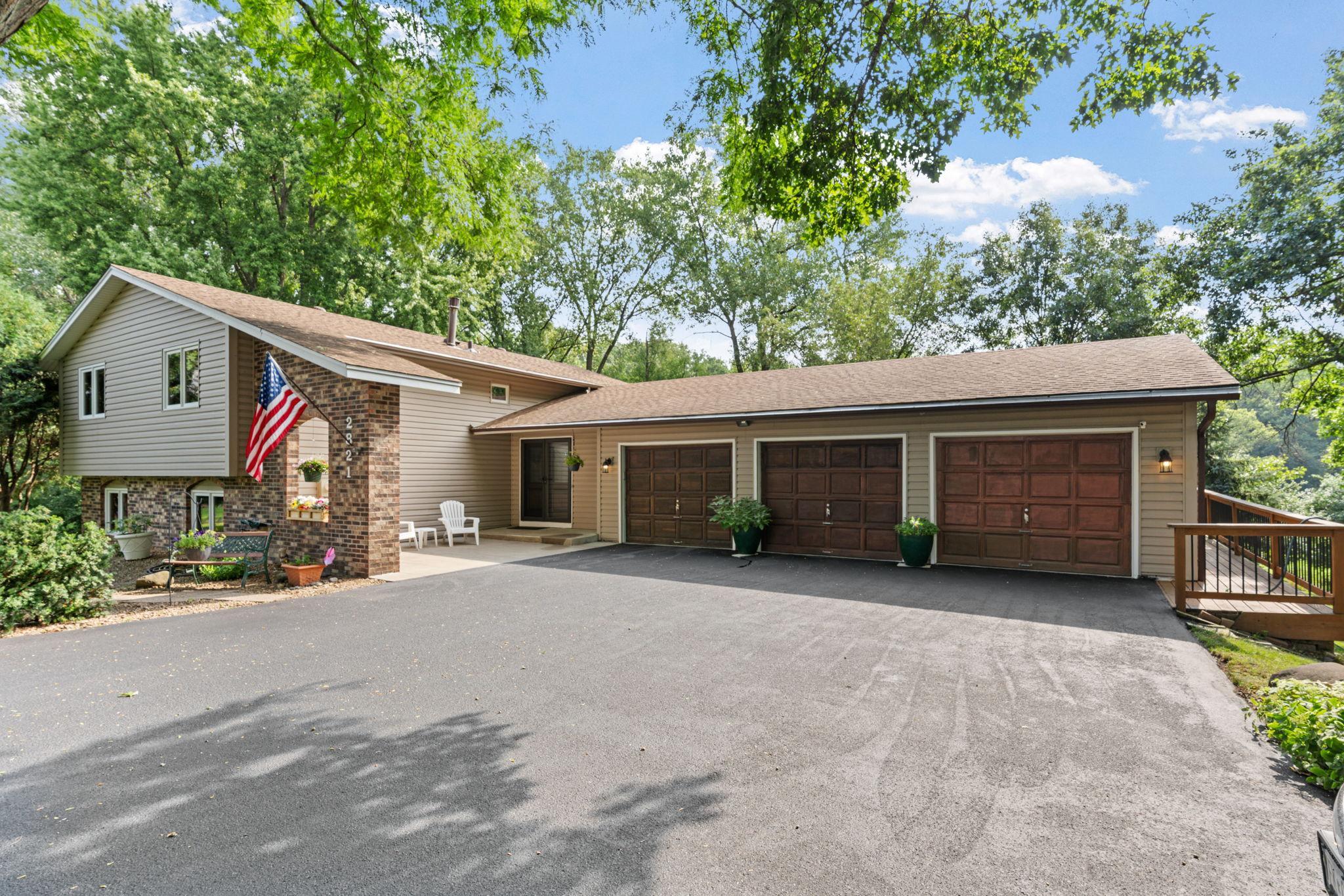 4-Bed Minnetonka Home on .59-Acre Cul-de-Sac Lot