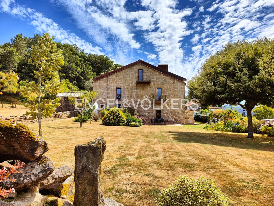 Casa restaurada de 5 dormitorios con gran jardín en Cotobade