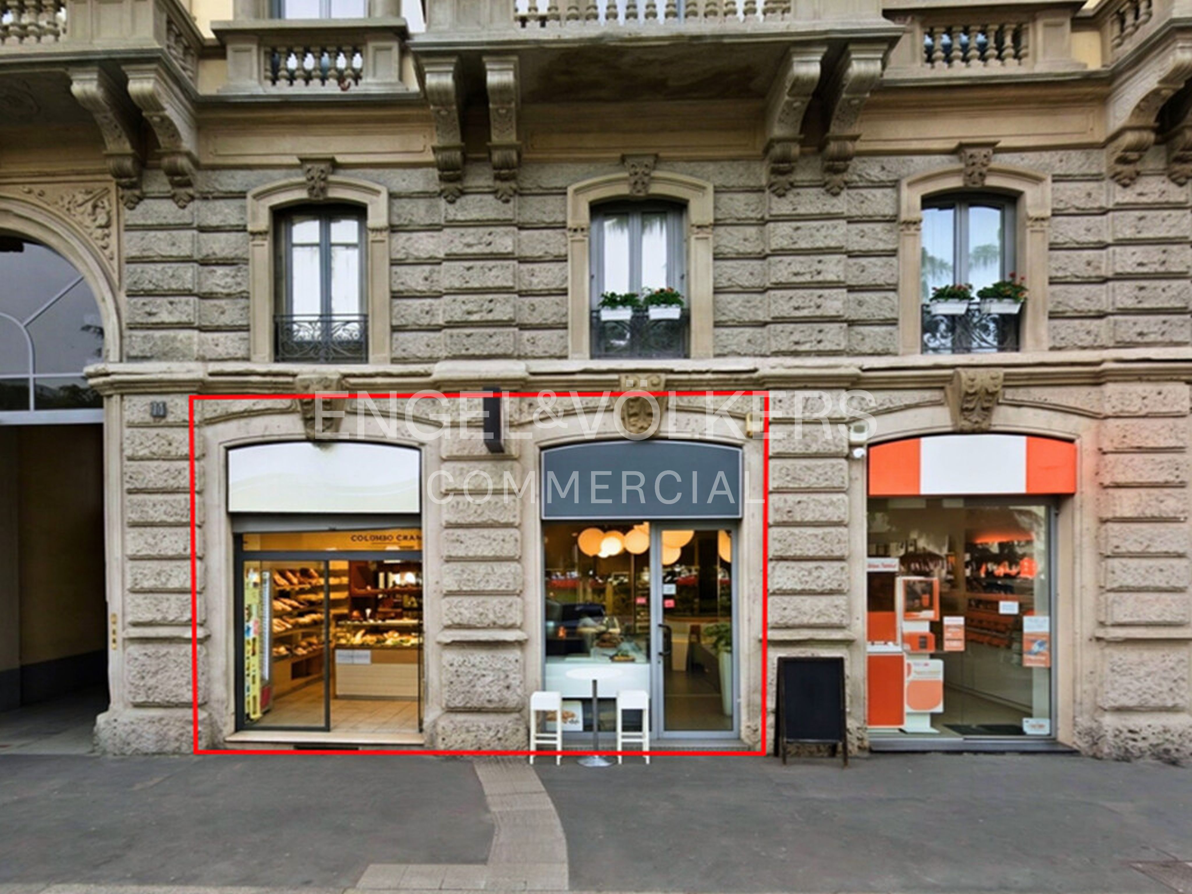 Milano, Piazza Tricolore – Negozio con Canna Fumaria