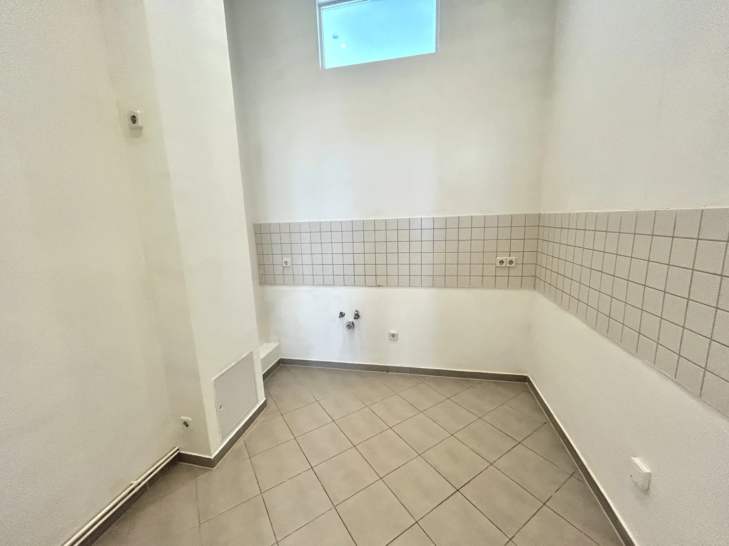 Altbaucharme in Stadtfeld-Ost – Stilvolle 3-Zimmer-Wohnung mit Einbauküche - Photo 2