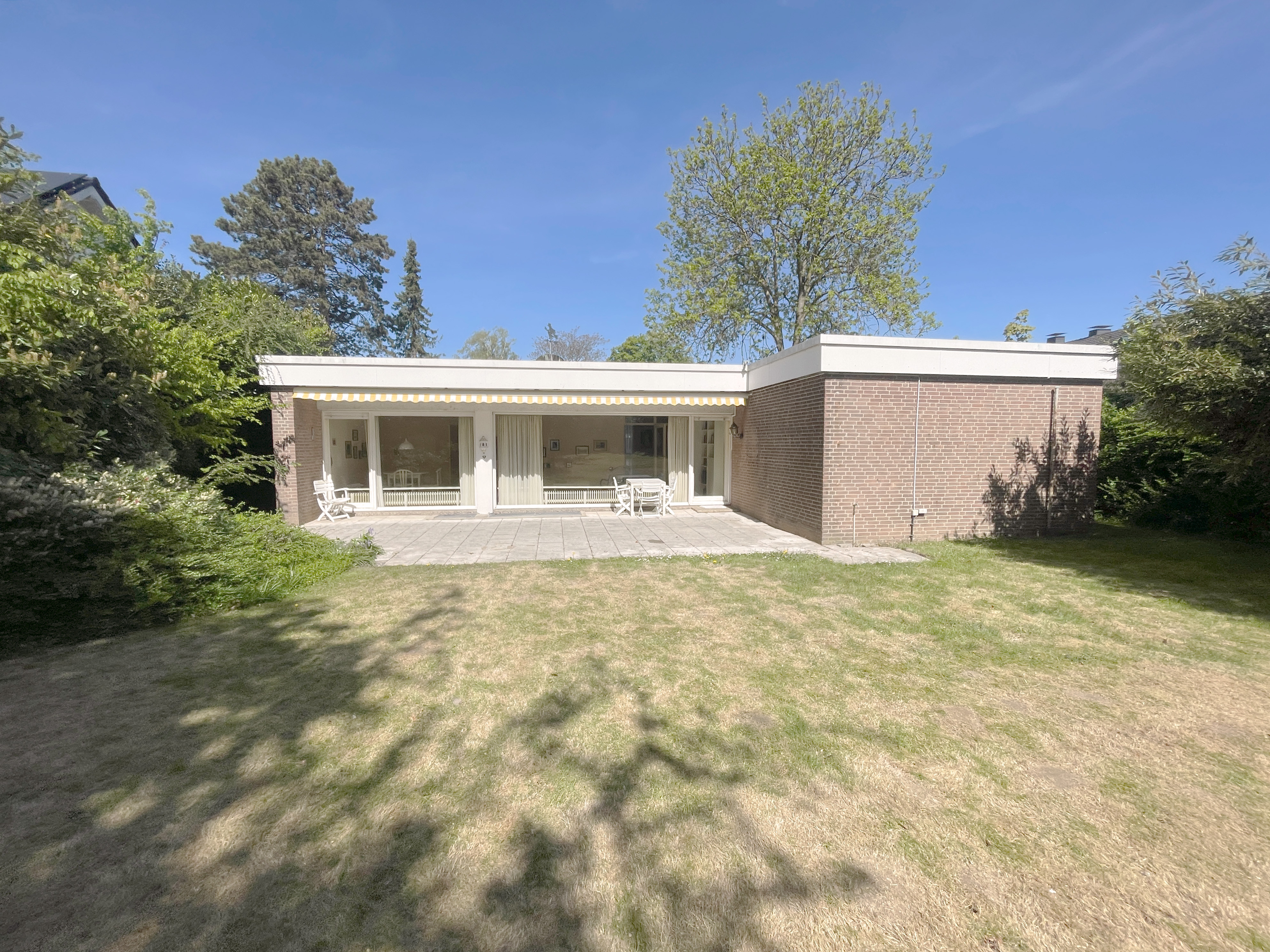 Heller Bungalow mit Gartenparadies und durchdachtem Grundriss