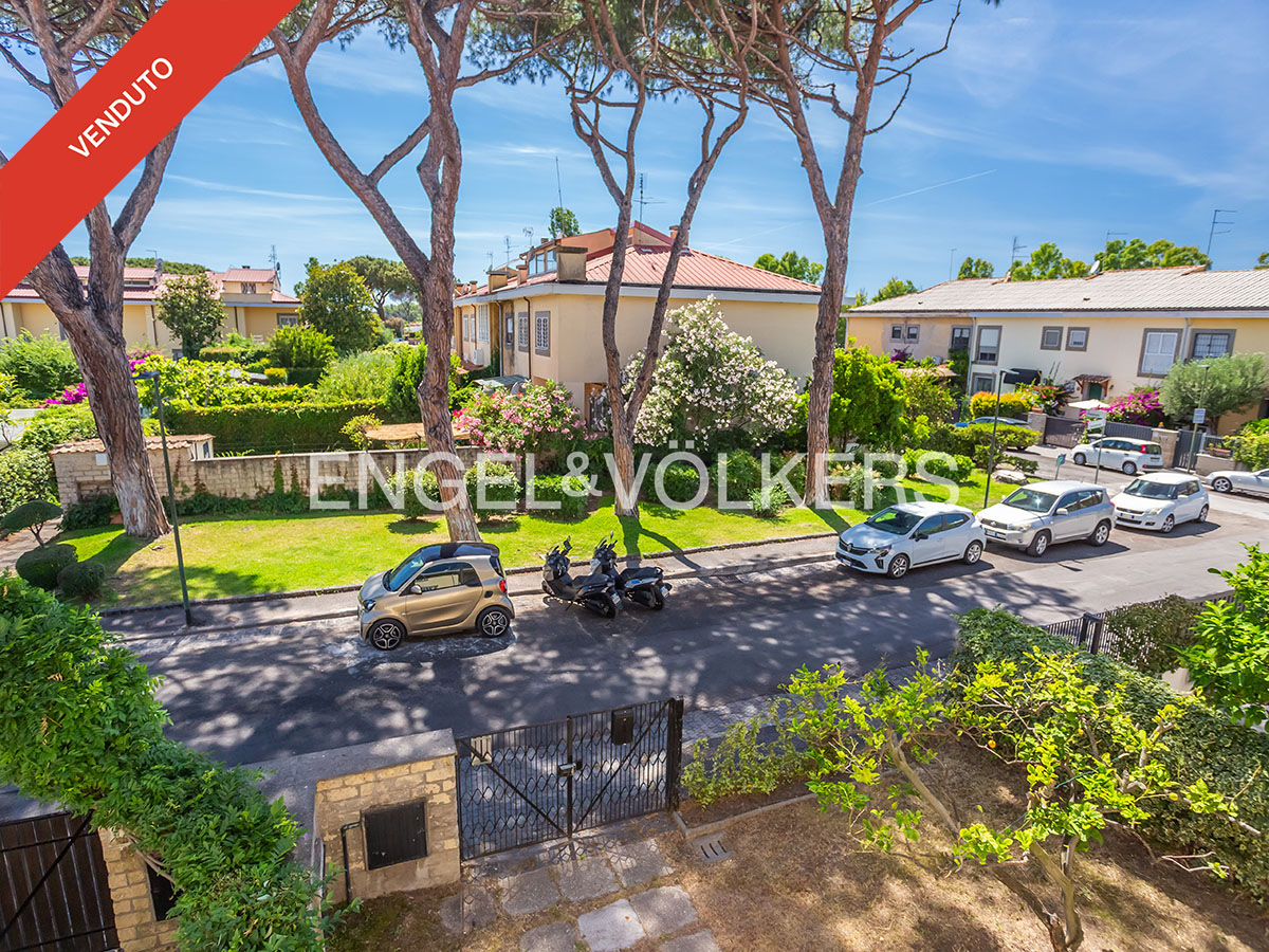 Villa in Casal Palocco, three above-ground levels with large garden