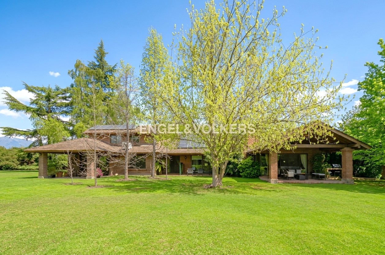 Gran casa, 6 dormitorios, amplios espacios y lindo jardín.