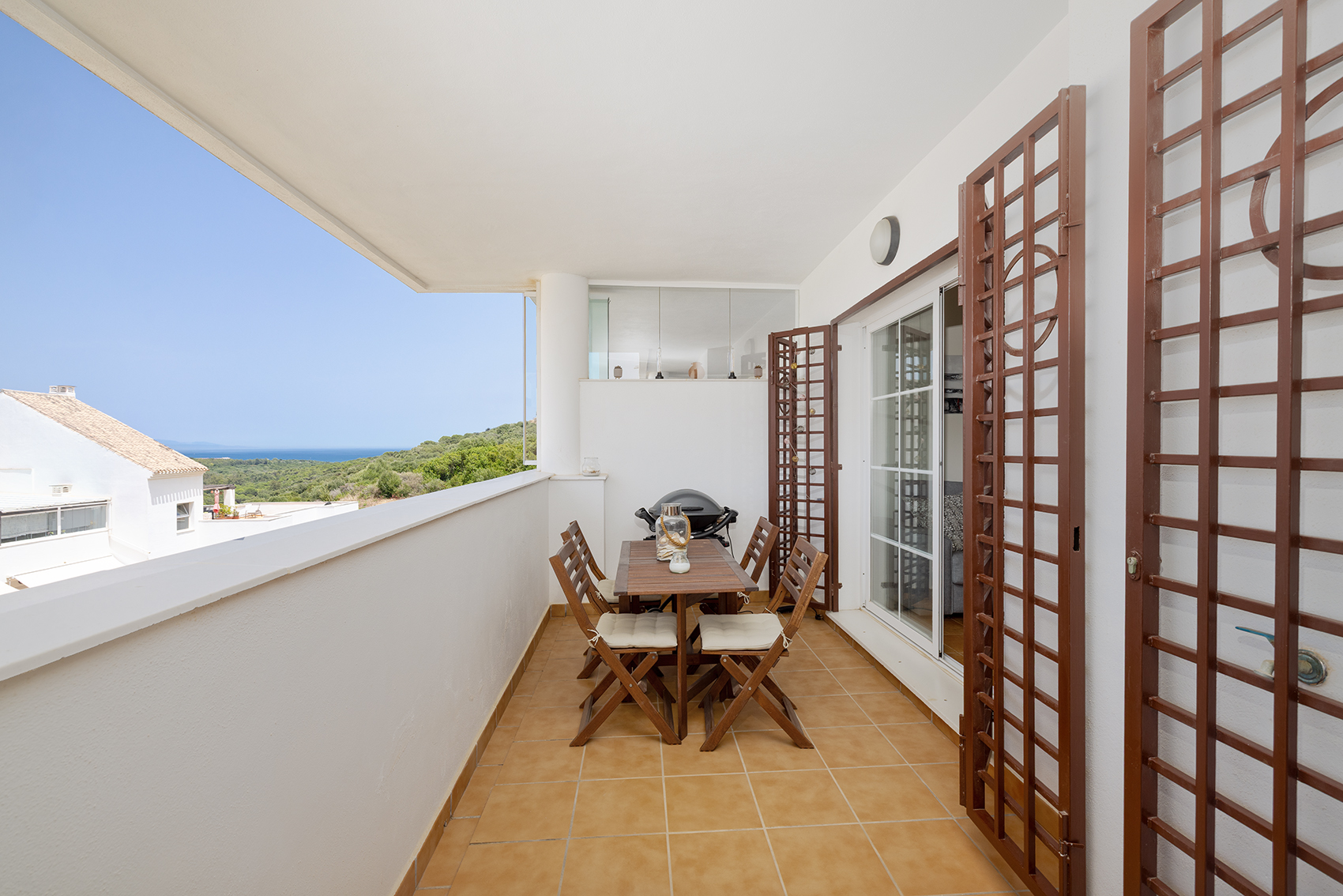 Elegant Corner Apartment with Sea Views in Alcaidesa