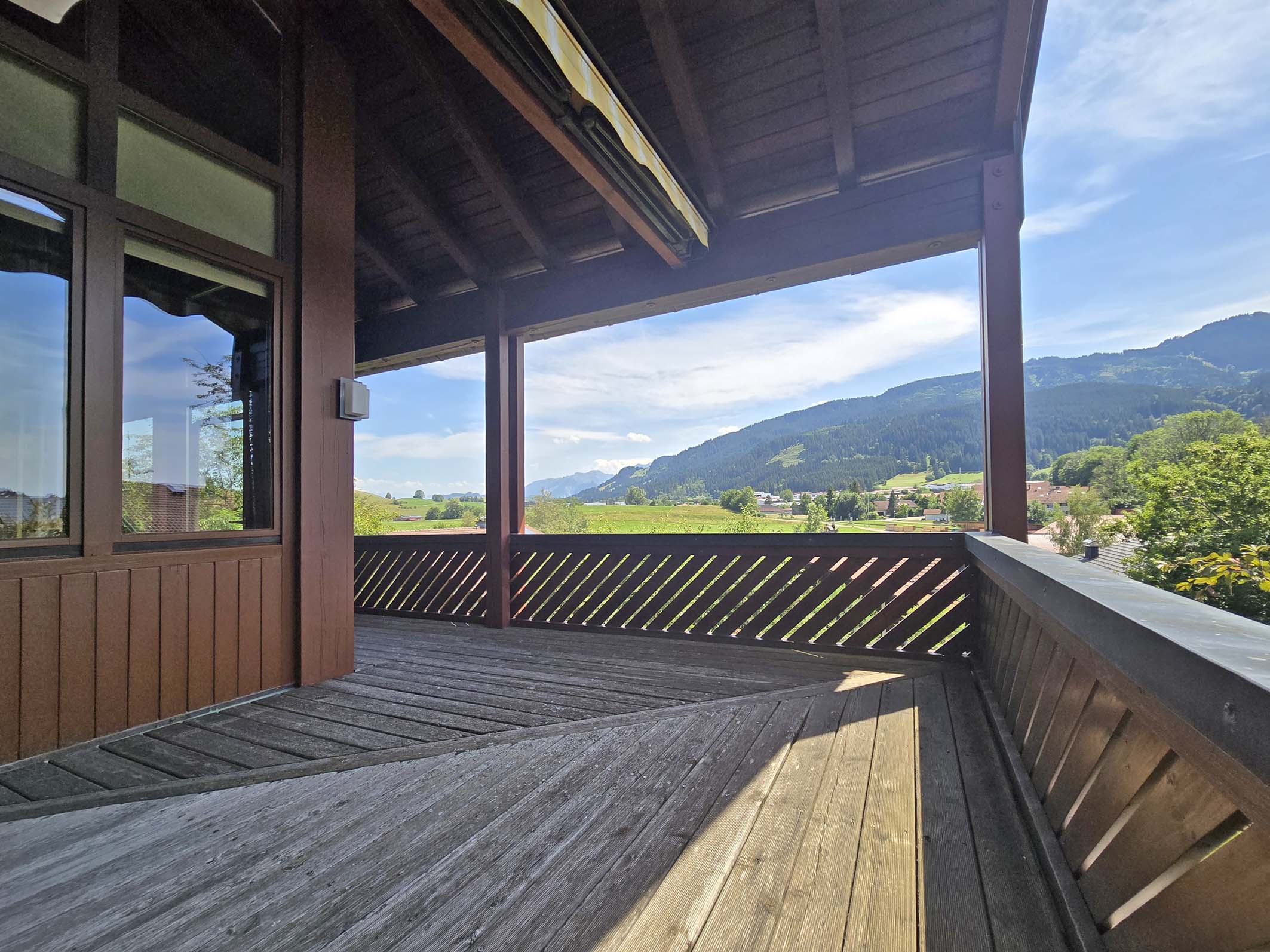Alpenflair inklusive: Helle Maisonettewohnung mit beeindruckendem Bergpanorama