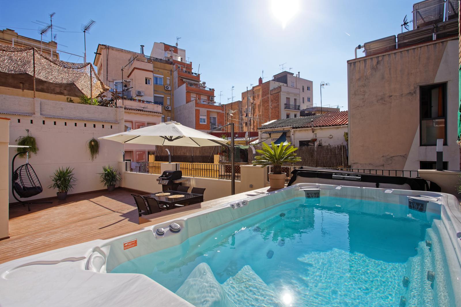 Renovated apartment with private terrace and exclusive communal areas