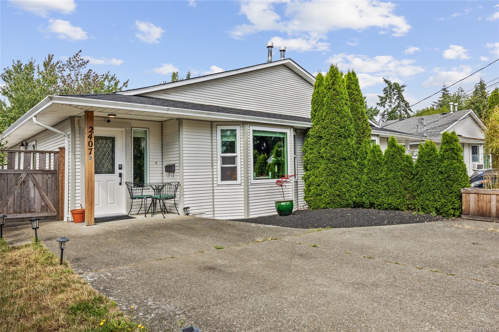 Pride of ownership is clear in this maintained half Duplex