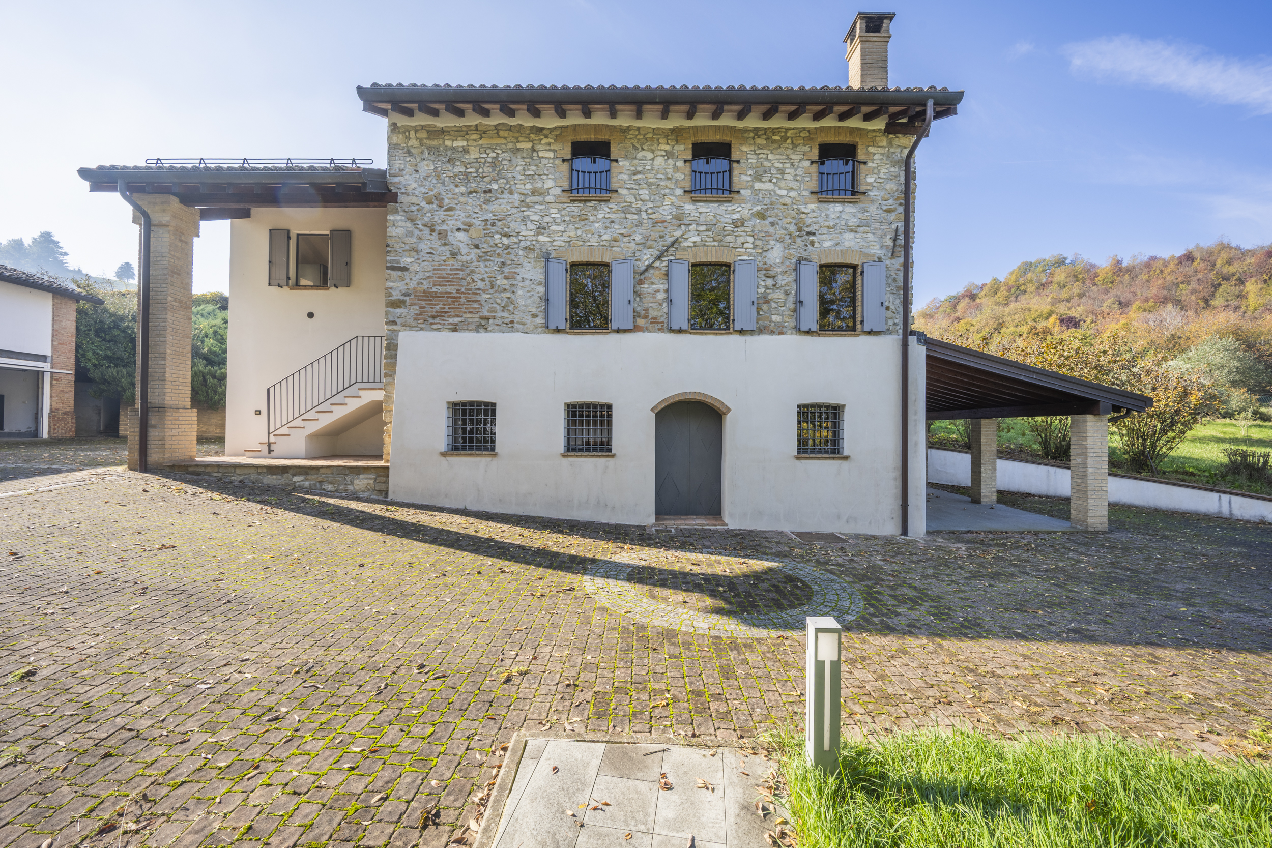 Ancient memory, contemporary design: a farmhouse in dialogue with the landscape