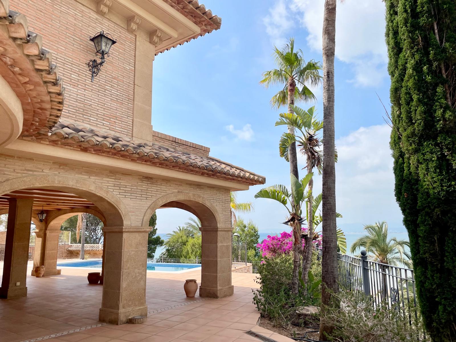 Exclusive detached villa with sea views in El Faro de Cullera.